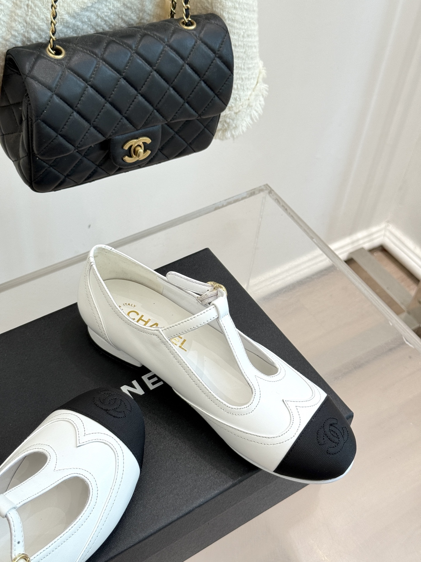 
CHANE*｜小香25A 新品T字带双c 玛丽珍鞋
经典黑白拼色  是永不过时的时尚密码
T字带设计鬼