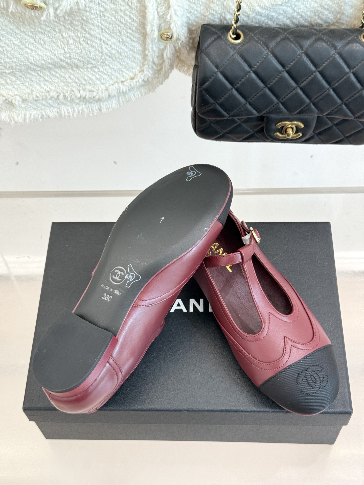 
CHANE*｜小香25A 新品T字带双c 玛丽珍鞋
经典黑白拼色  是永不过时的时尚密码
T字带设计鬼