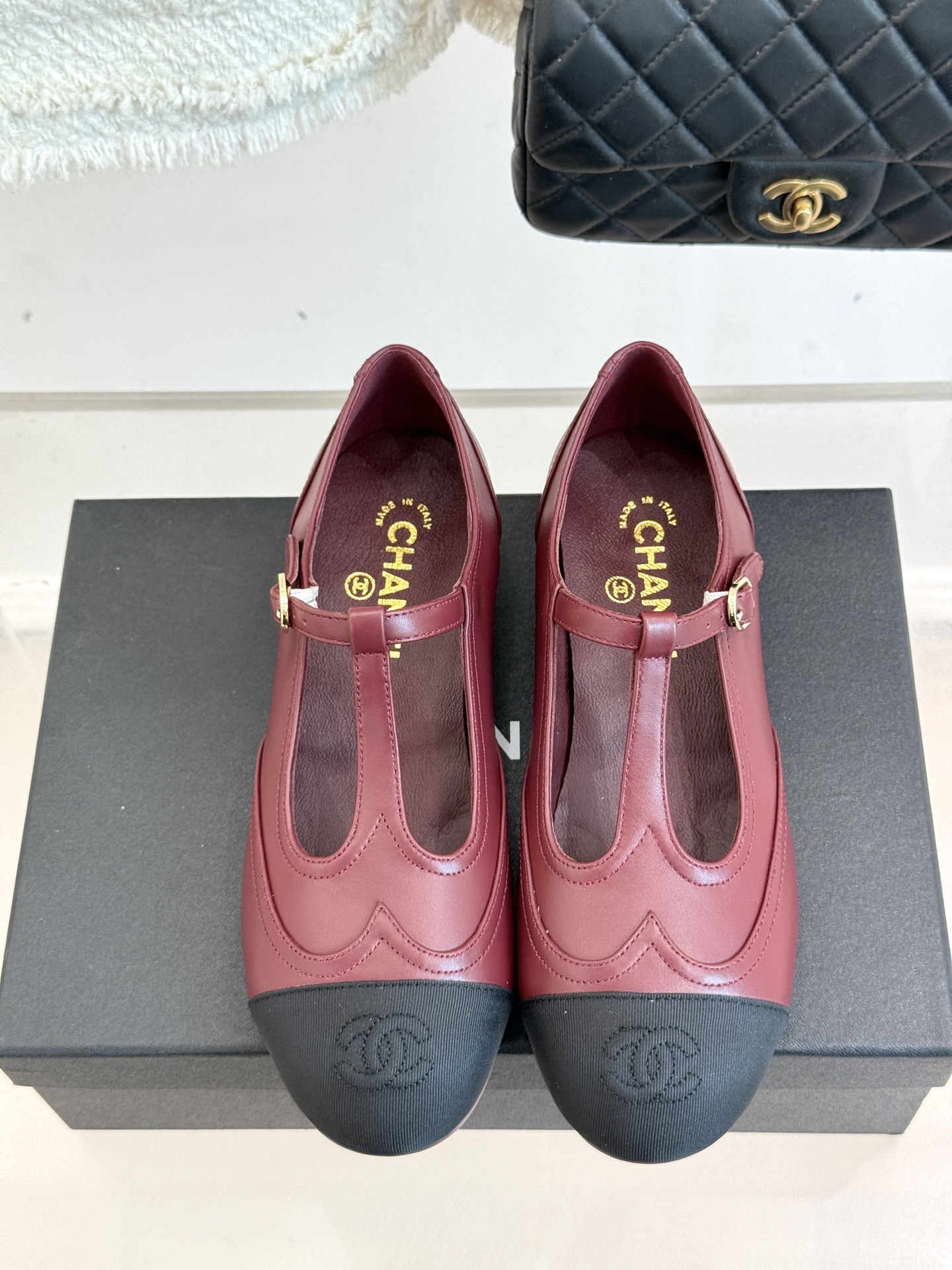 
CHANE*｜小香25A 新品T字带双c 玛丽珍鞋
经典黑白拼色  是永不过时的时尚密码
T字带设计鬼