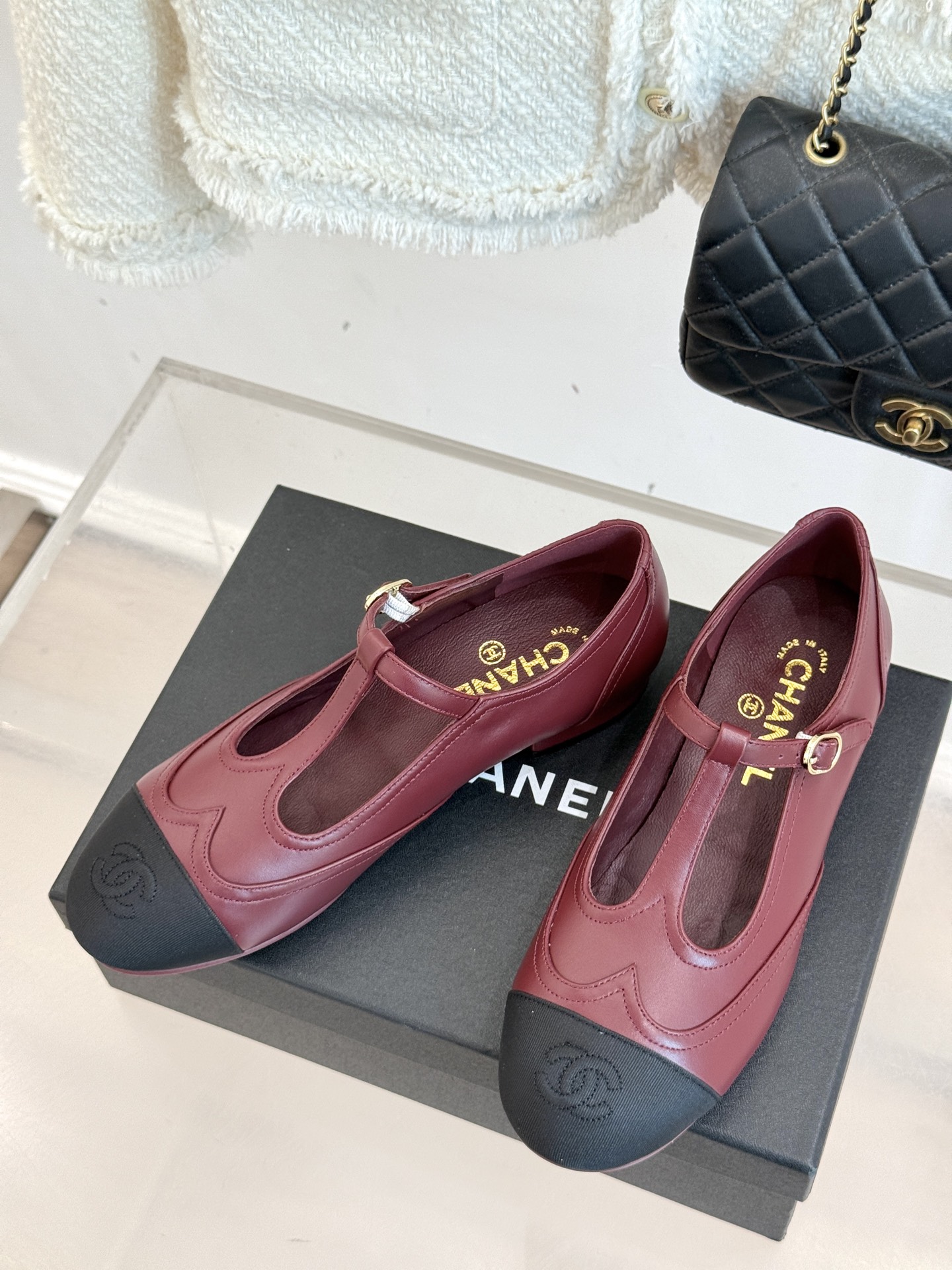
CHANE*｜小香25A 新品T字带双c 玛丽珍鞋
经典黑白拼色  是永不过时的时尚密码
T字带设计鬼