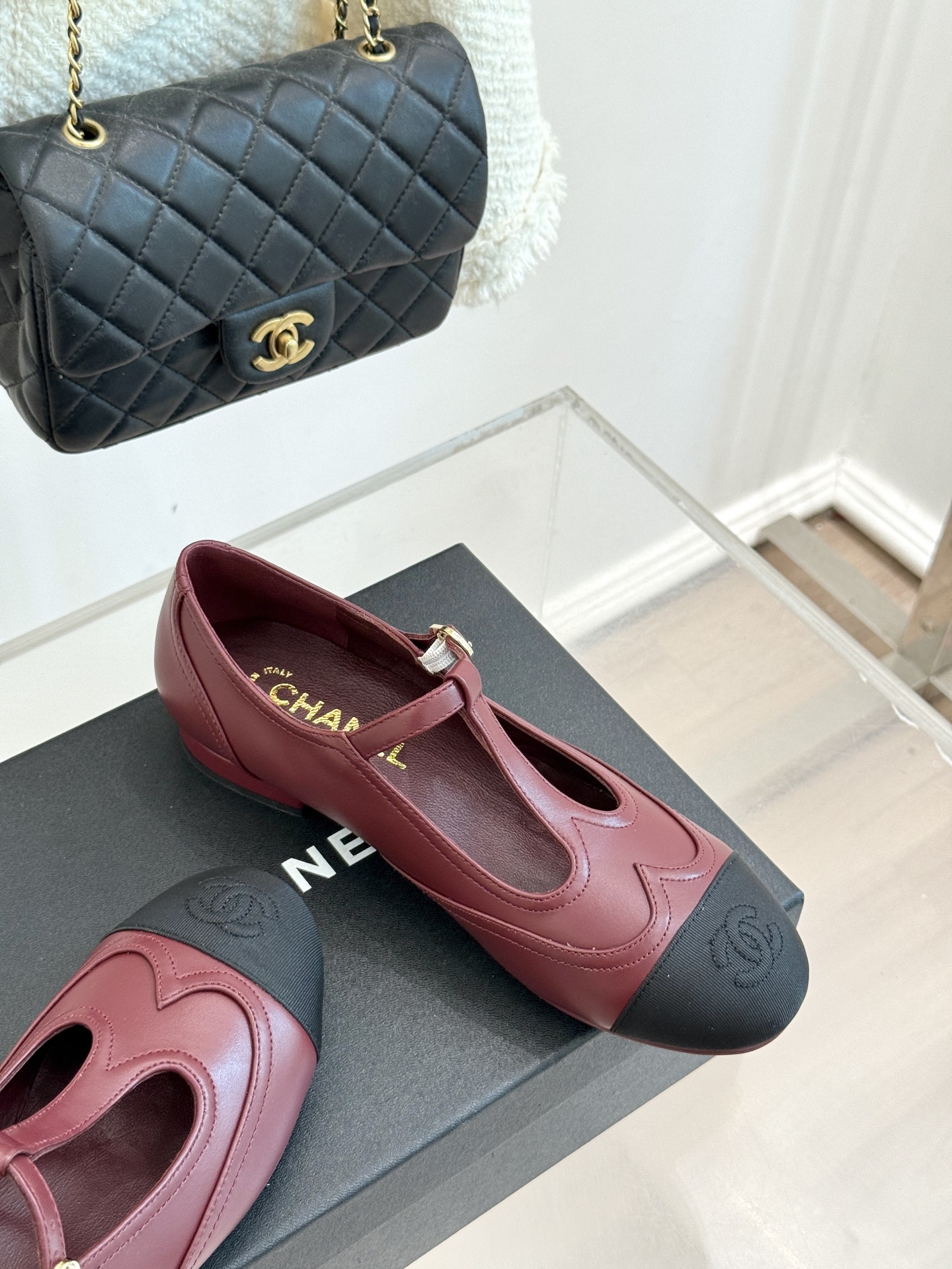 
CHANE*｜小香25A 新品T字带双c 玛丽珍鞋
经典黑白拼色  是永不过时的时尚密码
T字带设计鬼
