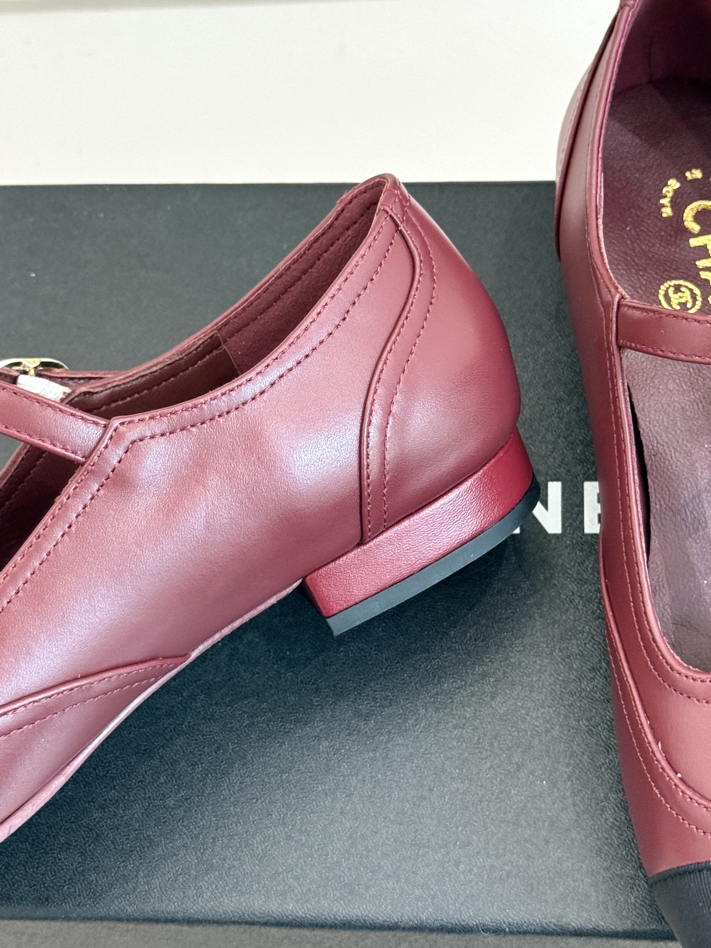 
CHANE*｜小香25A 新品T字带双c 玛丽珍鞋
经典黑白拼色  是永不过时的时尚密码
T字带设计鬼