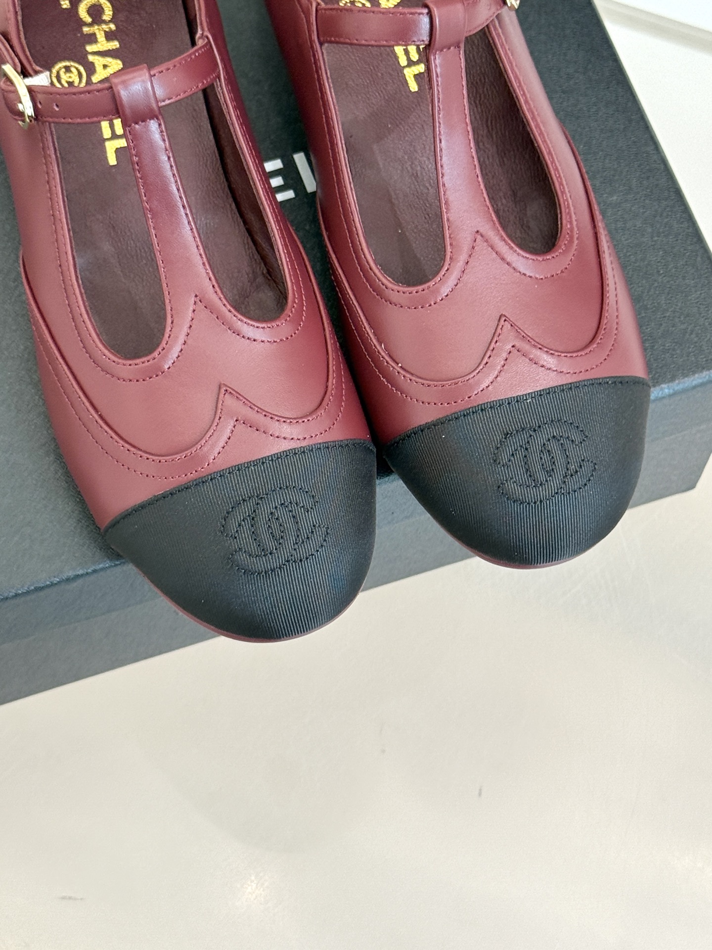 
CHANE*｜小香25A 新品T字带双c 玛丽珍鞋
经典黑白拼色  是永不过时的时尚密码
T字带设计鬼