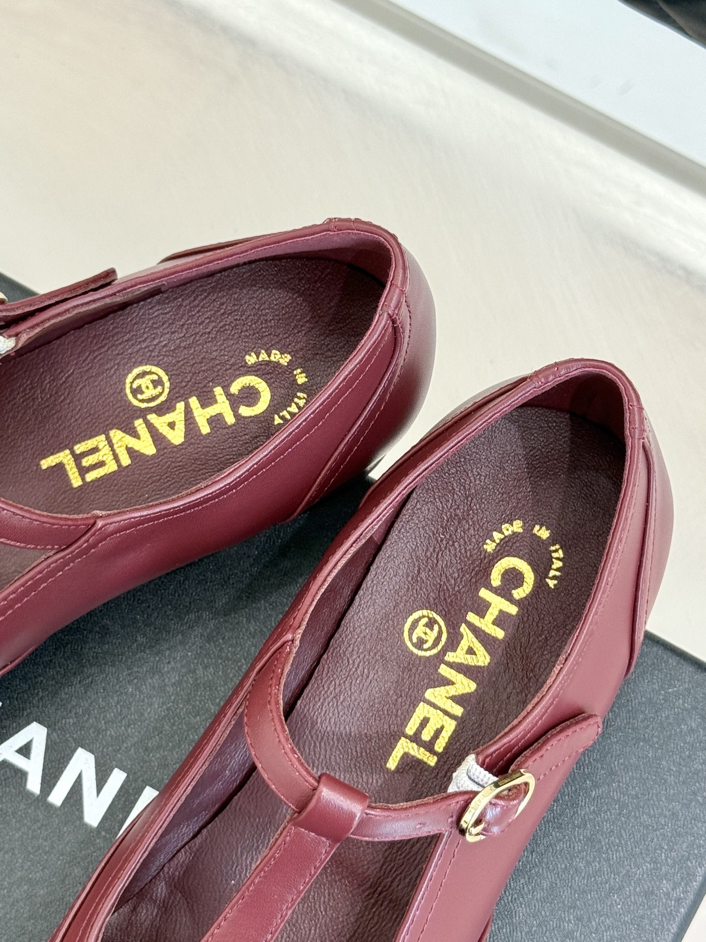 
CHANE*｜小香25A 新品T字带双c 玛丽珍鞋
经典黑白拼色  是永不过时的时尚密码
T字带设计鬼