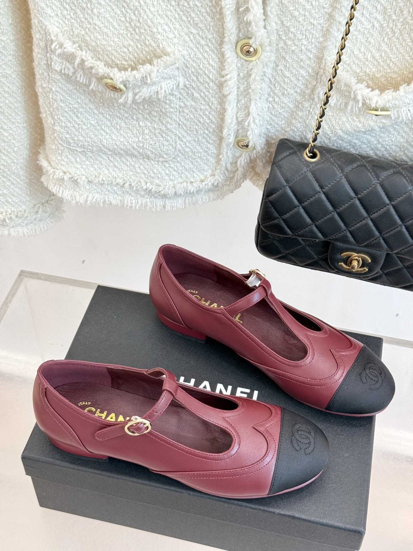 
CHANE*｜小香25A 新品T字带双c 玛丽珍鞋
经典黑白拼色  是永不过时的时尚密码
T字带设计鬼