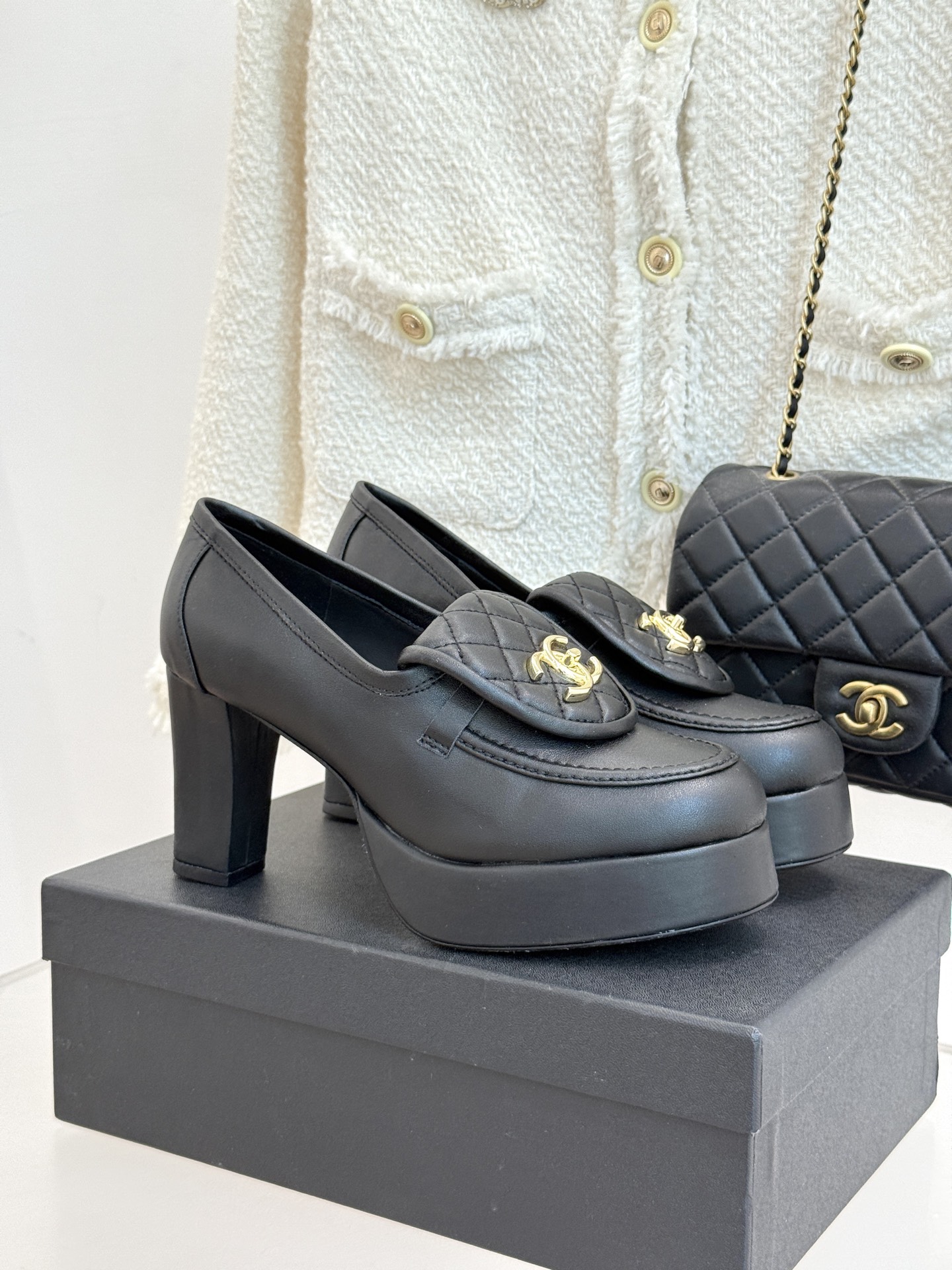 NO:445629,CHANE*｜Xiaoxiang Classic Waterproof Platform High Heel Flip Loafers This loafer is simply a fashionable dream shoe!  Classic flip design cleverly incorporates the double C logo into it. Every detail highlights the brand charm of Chanel. The shoe body lines are smooth and perfectly modify the foot shape to make your feet look more delicate. Ultra-high heels and waterproof tables not only lengthen the leg lines, instantly giving long legs a sense of décor, but also increasing the stability of wear. Whether it is a daily street or an important occasion, you can easily hold the whole venue. The fabric is made of original custom leather, and the inner foot pads are all silk sheepskin. Italian imported leather soles size35-39 (customized by 40/41), high heels, chanel, chanel, loafers, high heels, sheepskin, Leather soles19860909CHANE*｜小香经典防水台高跟翻盖乐福鞋 这款乐福鞋简直是时髦精的梦中情鞋！ 经典的翻盖设计 巧妙地将双C标志融入其中 每一处细节都彰显着香奈儿的品牌魅力. 鞋身线条流畅 完美修饰脚型 让你的双脚看起来更加秀气. 超高跟搭配防水台 不仅拉长腿部线条 瞬间拥有大长腿既视感 还增加了穿着的稳定性 无论是日常出街还是重要场合 都能轻松hold住全场. 面料采用原版定制皮料 内里垫脚均为丝绸羊皮 意大利进口真皮大底 size35-39（40/41定制）,高跟鞋单鞋,chanel,chanel,loafers,high heels,sheepskin,Leather soles,Women's Shoes