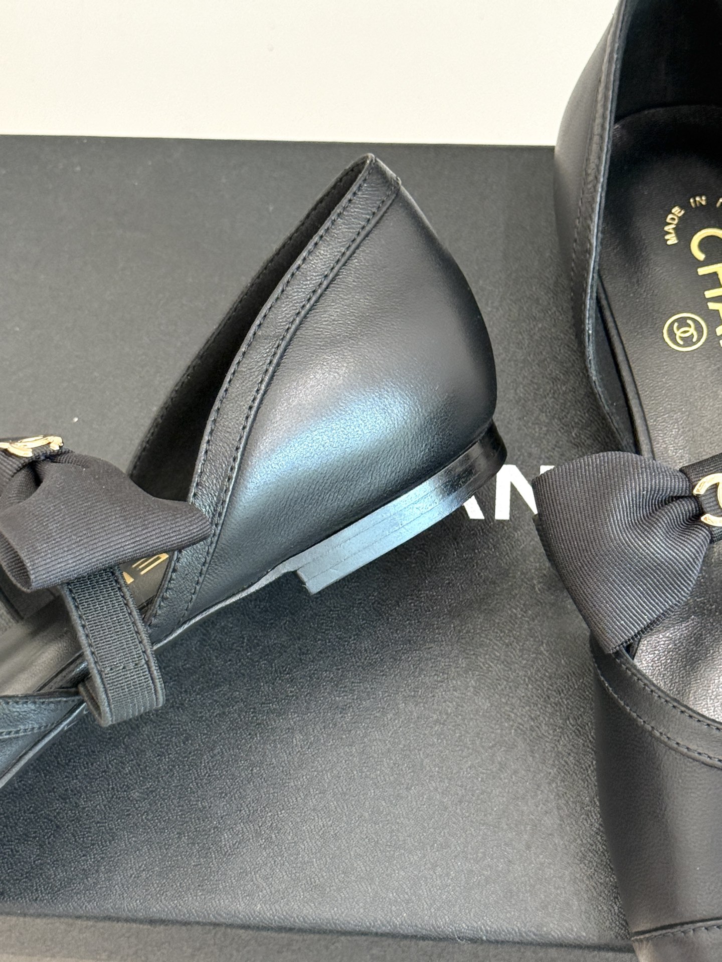 皮面CHANE*｜小香25。春夏新品
中空蝴蝶结玛丽珍鞋
法式风情 真是美到心尖尖上啦！
优雅又浪漫的仙