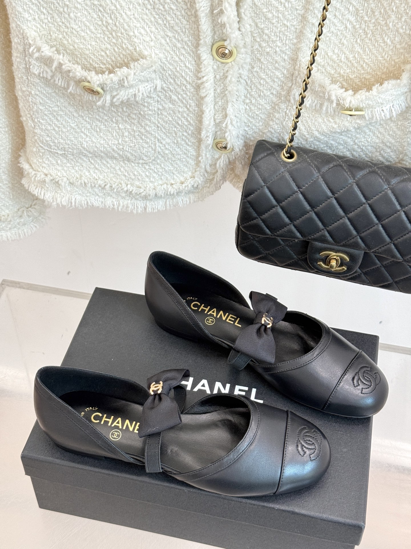 皮面CHANE*｜小香25。春夏新品
中空蝴蝶结玛丽珍鞋
法式风情 真是美到心尖尖上啦！
优雅又浪漫的仙