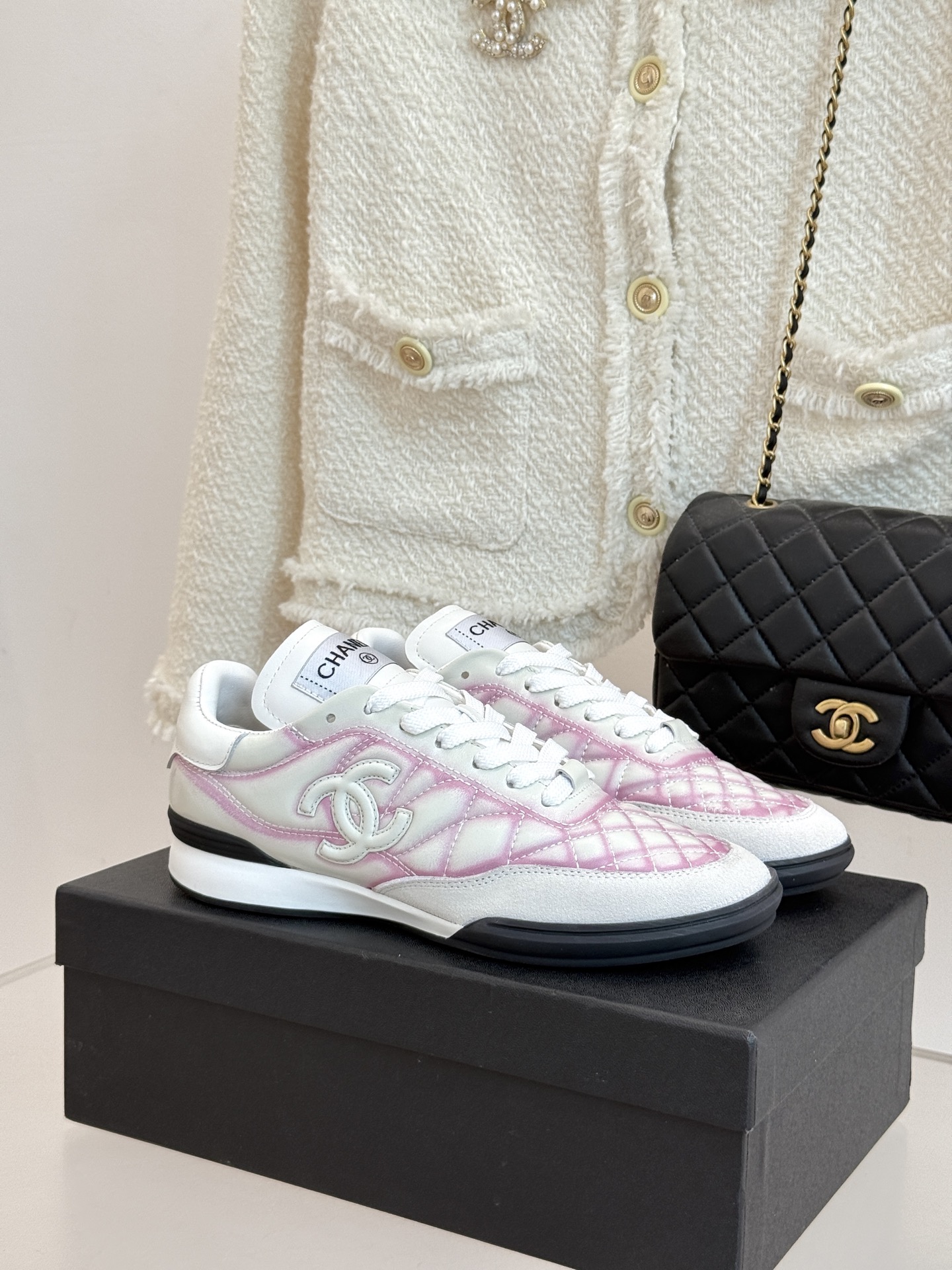 NO:445637,CHANE*｜Xiaoxiang classic diamond-shaped retro casual sports shoes classic diamond-shaped sheepskin and retro combination. The shoe shape is more delicate than other sports shoes. The big tongue is the soul. The foot feel is also very comfortable. Very soft. The heel double C logo has a concave and convex feeling and full of three-dimensionality. The effect and zp are like withdrawal. It is definitely not a market currency. The fabric is made of original customized leather. The inner foot pads are all breathable mesh. The original mold-opening custom anti-slip sole. Size35-39 (40 customization)), casual shoes/sports shoes, chanel, sneakers, sheepskin19860909CHANE*｜小香经典菱格复古 休闲运动鞋 经典菱格羊皮与复古结合 鞋型要比其它运动鞋更秀气 大大的鞋舌是灵魂所在就很有特色 脚感也主打一个舒适 非常非常的软 后跟双C logo是有凹凸感 立体感十足 效果与zp如出一撤 绝非市场通货 面料采用原版定制皮料 内里垫脚均为透气网布 原版开模定制防滑大底 Size35-39（40定制））,休闲鞋/运动鞋,chanel,sneakers,sheepskin,Women's Shoes