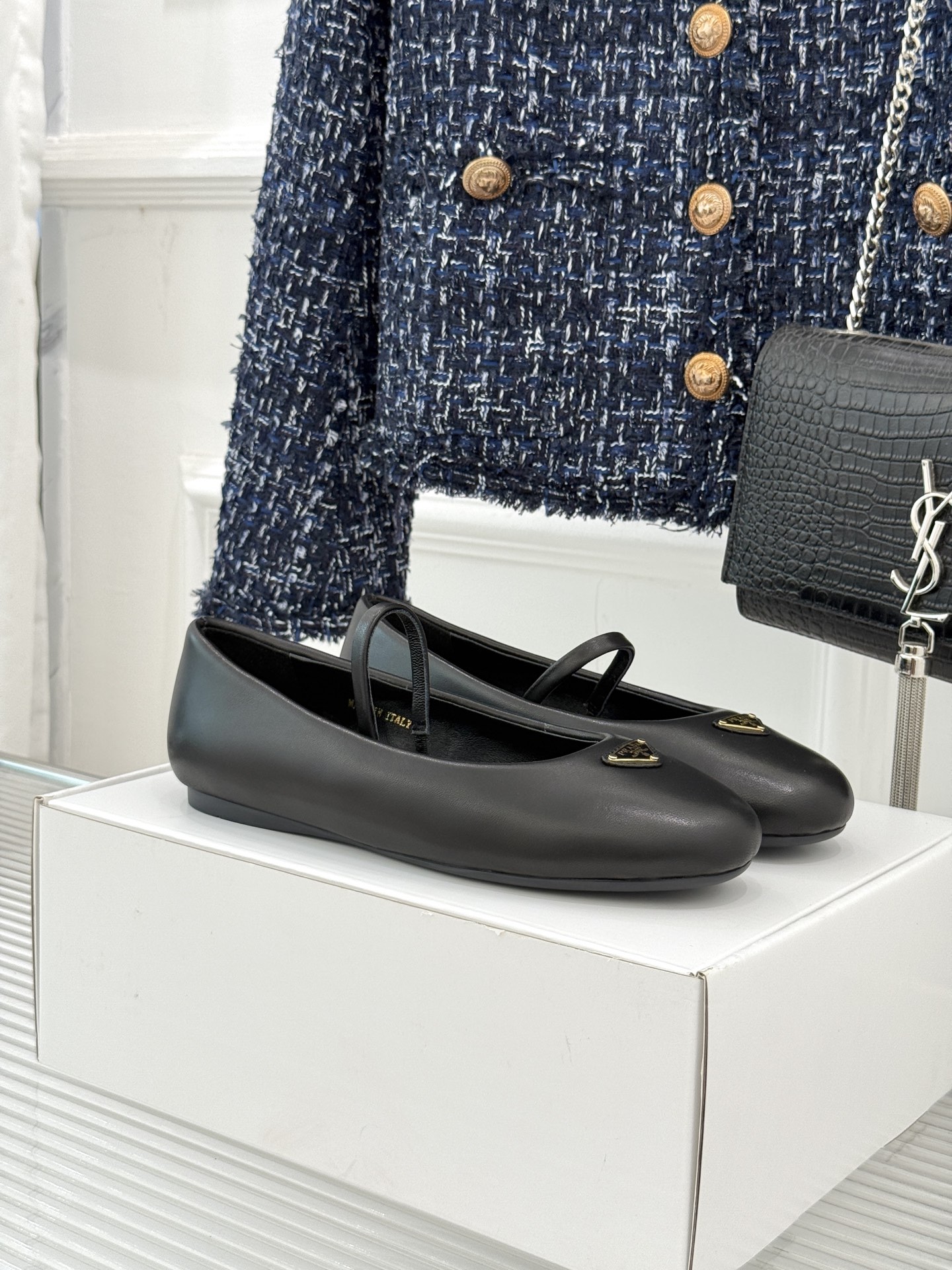 NO:438849,(Note the original aircraft box 10 by order) Top plate prada/Prada classic Mary Jane shoes. Classic triangle logo has a high-end feel. The buckle design is retro and playful. Whether it is an elegant dress or a pair of trousers to create a slack and fashionable feeling, it can be easily grasped. It is a perfect fashionable and urgent item~ The fabric is made of original customized leather. The inner foot pads are mixed-bred sheepskin. The original mold-opening custom anti-slip sole size 35-39 (customized by 40/41), Mary Jane, prada, prada, mary jane, skirts, sheepskin19860909（下单注明原版飞机盒10） 顶板 prada/普拉达经典玛丽珍鞋 经典三角标自带高级感 搭扣设计复古又俏皮 不管是配裙装走优雅路线 还是搭裤装打造松弛时髦感 都能轻松拿捏 妥妥的时尚刚需单品~ 面料采用原版定制皮料 内里垫脚均为混种羊皮 原版开模定制防滑大底 size 35-39（40/41定制）,玛丽珍,prada,prada,mary jane,skirts,sheepskin,Women's Shoes