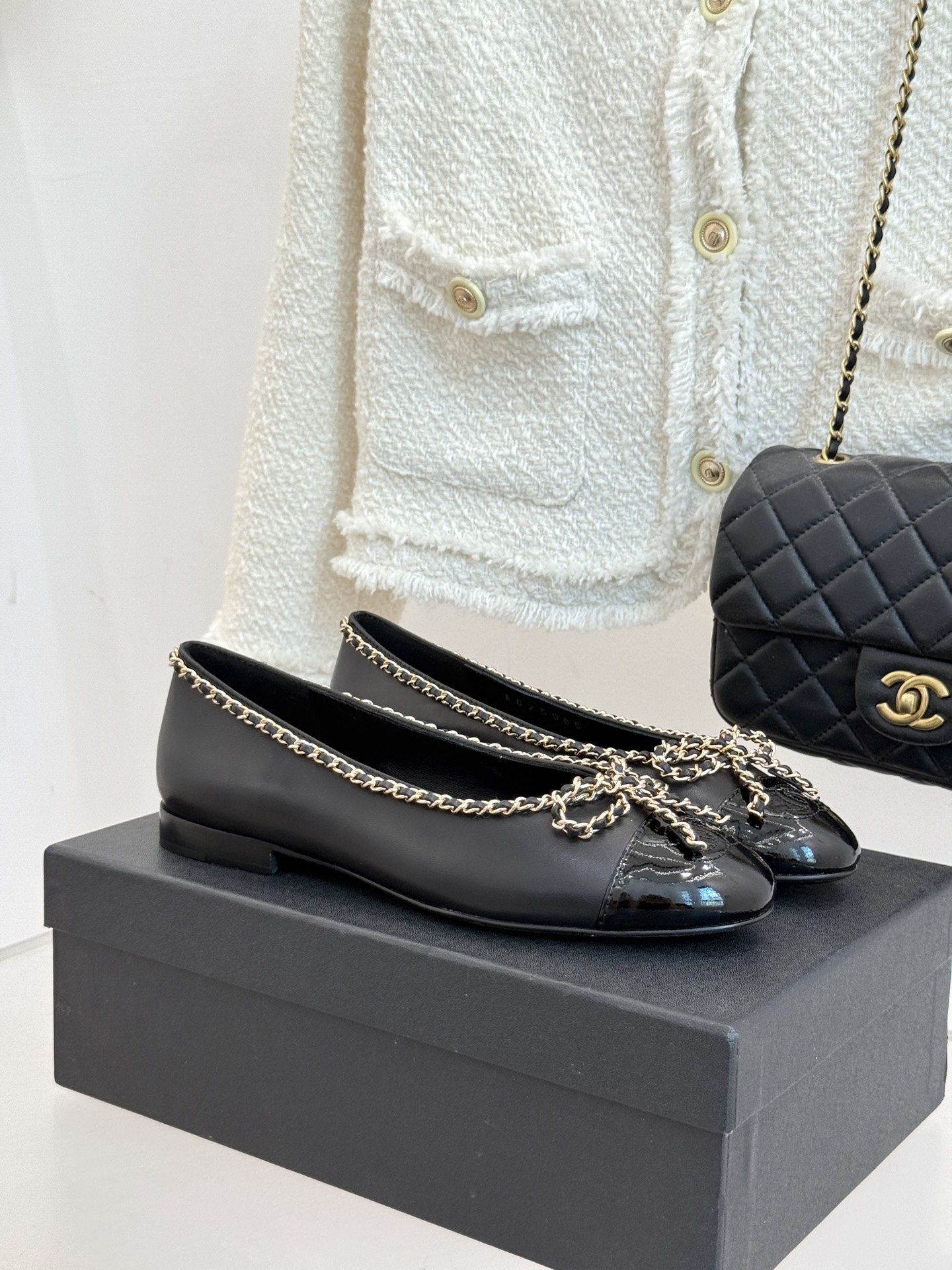 NO:445598,CHANE*｜Xiaoxiang classic double C chain bow ballet shoes I was so fascinated by these ballet shoes!  Each pair is unaware of the eyes. The classic double C bow is paired with a chain wrapped around it. The exquisite details show the sense of high-end. The round head design is very friendly to all kinds of feet. It is not picky and looks very small. It instantly turns into a delicate little boy~ Daily commuting with a simple dress, easy to grasp the elegant temperament. Wear it with jeans on weekends. It is casual and fashionable. It can be easily held on any occasion. It is truly a treasure item in the shoe cabinet!  The fabric is made of original custom material. The inner foot pads are all silk sheepskin. Imported genuine leather sole size35-39 (customized by 40/41), single shoes, chanel, skirts, jeans, sheepskin, Leather soles19860909CHANE*｜小香经典双C链条 蝴蝶结芭蕾舞鞋 被这款芭蕾舞鞋一整个美晕！ 每一双都让人移不开眼 经典双C蝴蝶结搭配链条缠绕 精致细节尽显高级感. 圆头设计对各种脚型都很友好 不挑人还巨显脚小 瞬间变身精致小公举~ 日常通勤搭配简约连衣裙 轻松拿捏优雅气质 周末出游穿它配牛仔裤 随性又时髦 不管什么场合 它都能轻松hold住 属实是鞋柜里的宝藏单品！ 面料采用原版定制材质 内里垫脚均为丝绸羊皮 意大利进口真皮大底 size35-39（40/41定制）,单鞋,chanel,skirts,jeans,sheepskin,Leather soles,Women's Shoes