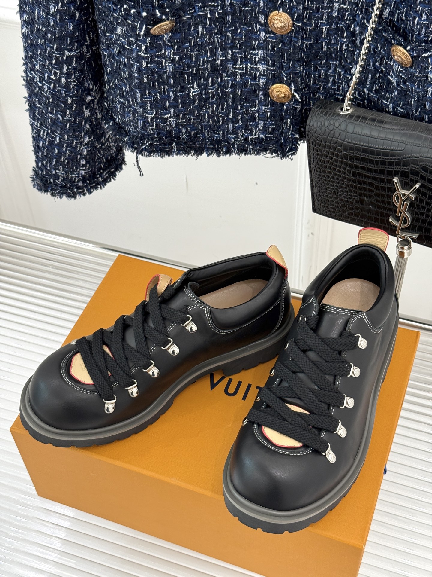 
LV Remix derby 25WF新品
情侣款德比鞋
以经典为底色 重塑时尚型格✨  
多样配色打