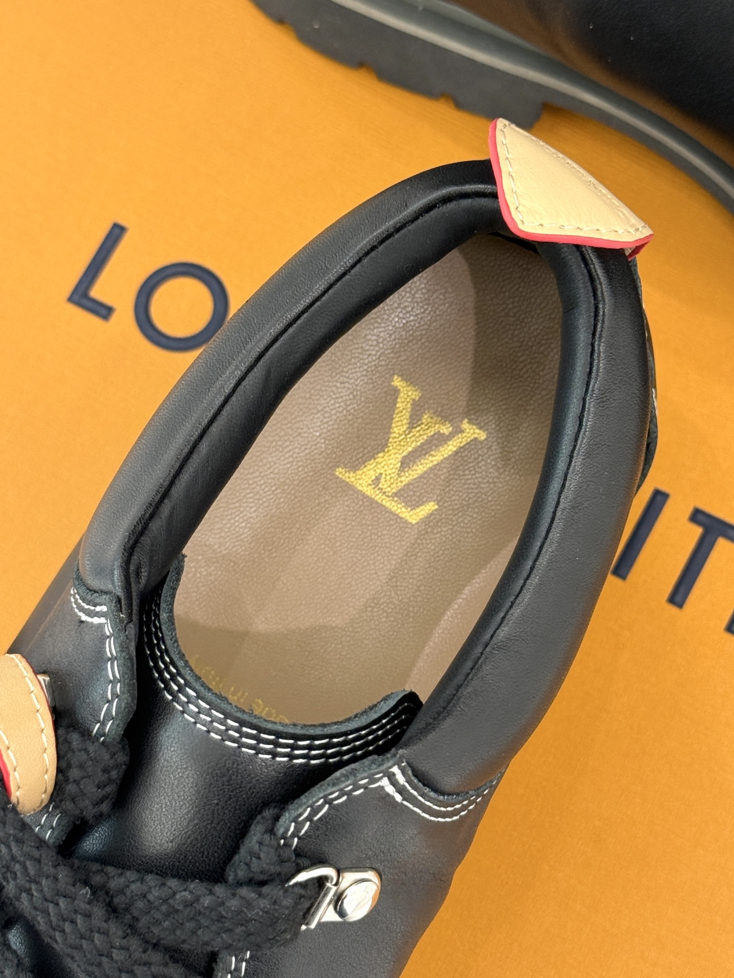 
LV Remix derby 25WF新品
情侣款德比鞋
以经典为底色 重塑时尚型格✨  
多样配色打