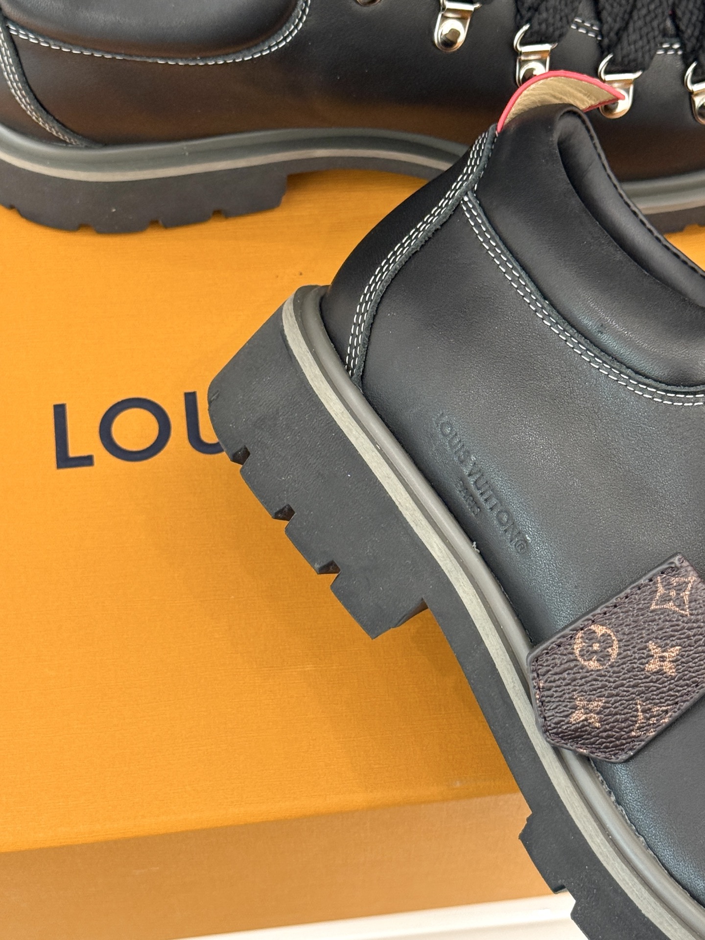
LV Remix derby 25WF新品
情侣款德比鞋
以经典为底色 重塑时尚型格✨  
多样配色打