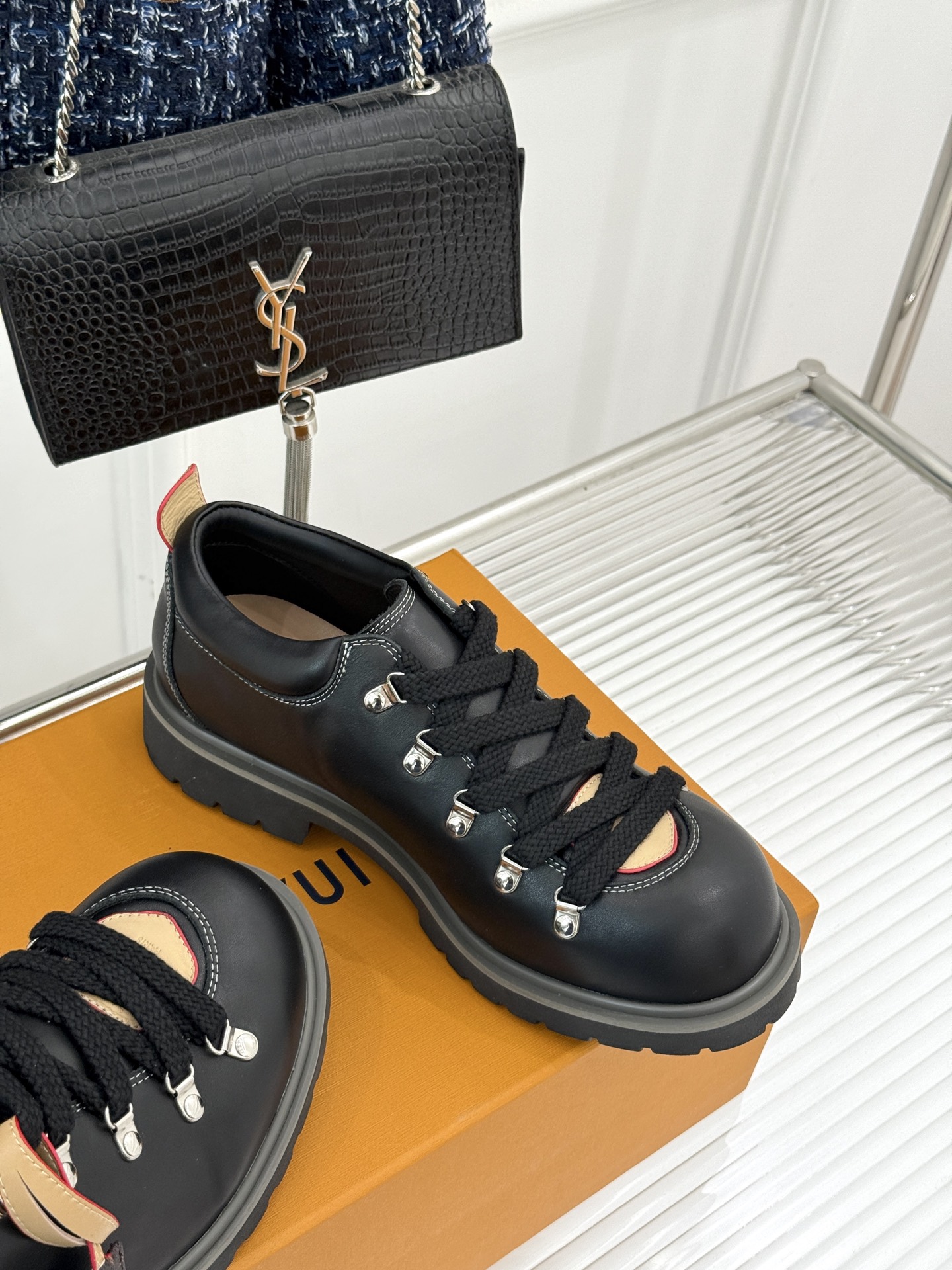 
LV Remix derby 25WF新品
情侣款德比鞋
以经典为底色 重塑时尚型格✨  
多样配色打
