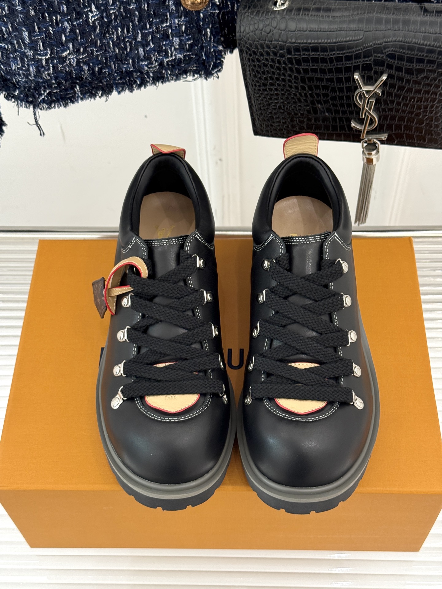 
LV Remix derby 25WF新品
情侣款德比鞋
以经典为底色 重塑时尚型格✨  
多样配色打