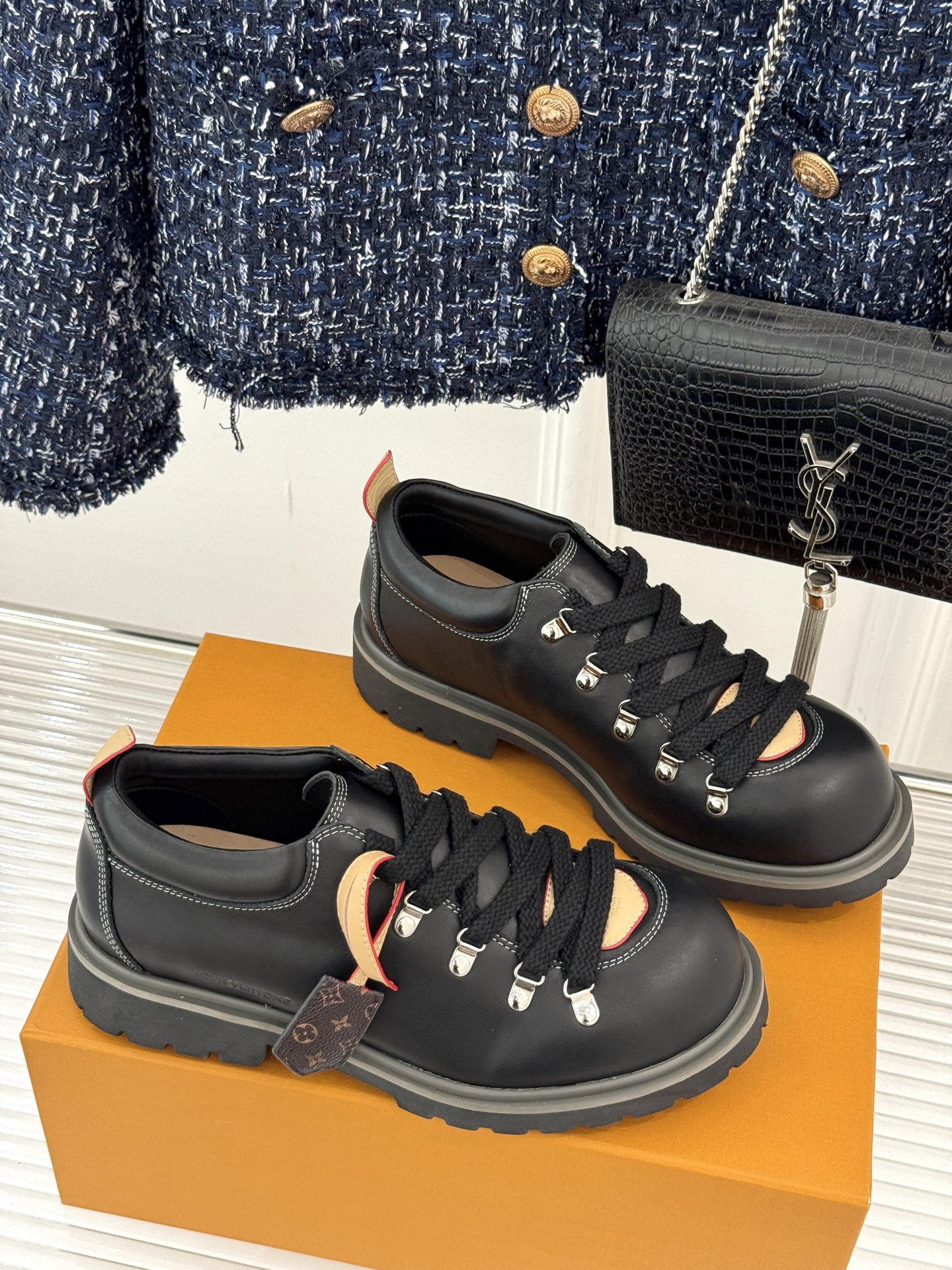 
LV Remix derby 25WF新品
情侣款德比鞋
以经典为底色 重塑时尚型格✨  
多样配色打