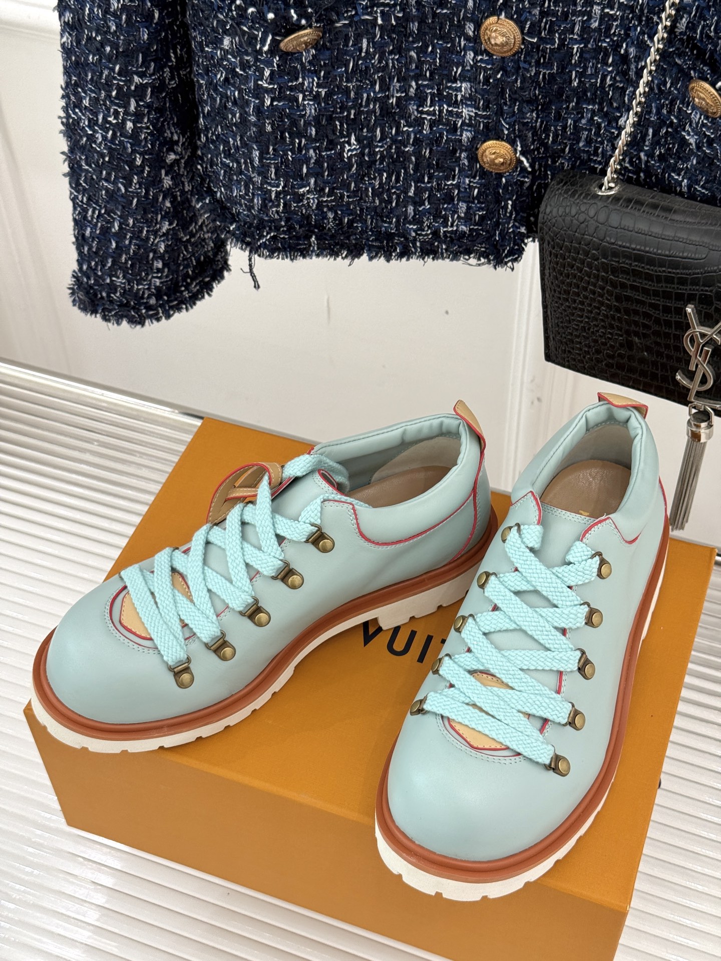 
LV Remix derby 25WF新品
情侣款德比鞋
以经典为底色 重塑时尚型格✨  
多样配色打