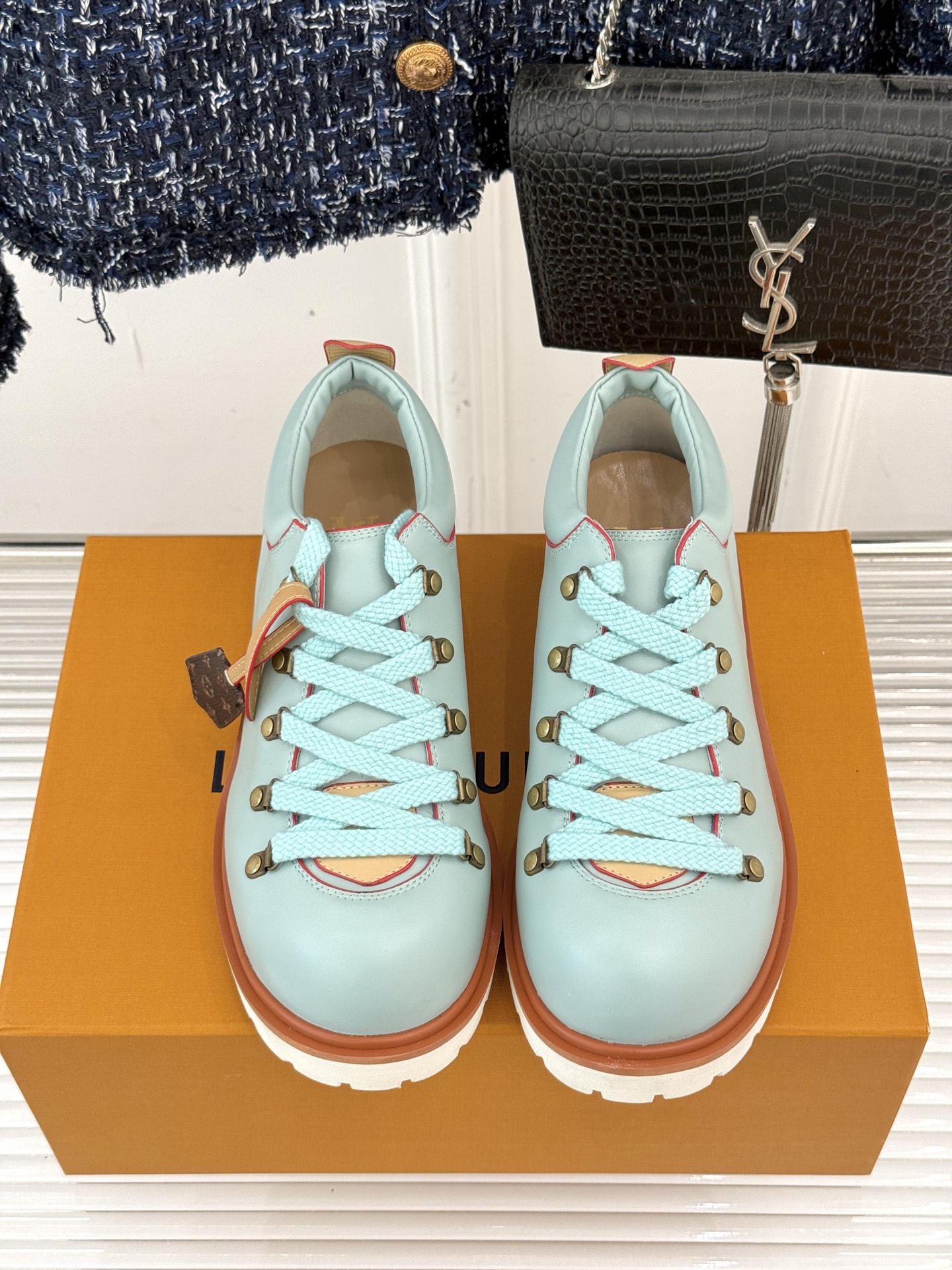 
LV Remix derby 25WF新品
情侣款德比鞋
以经典为底色 重塑时尚型格✨  
多样配色打
