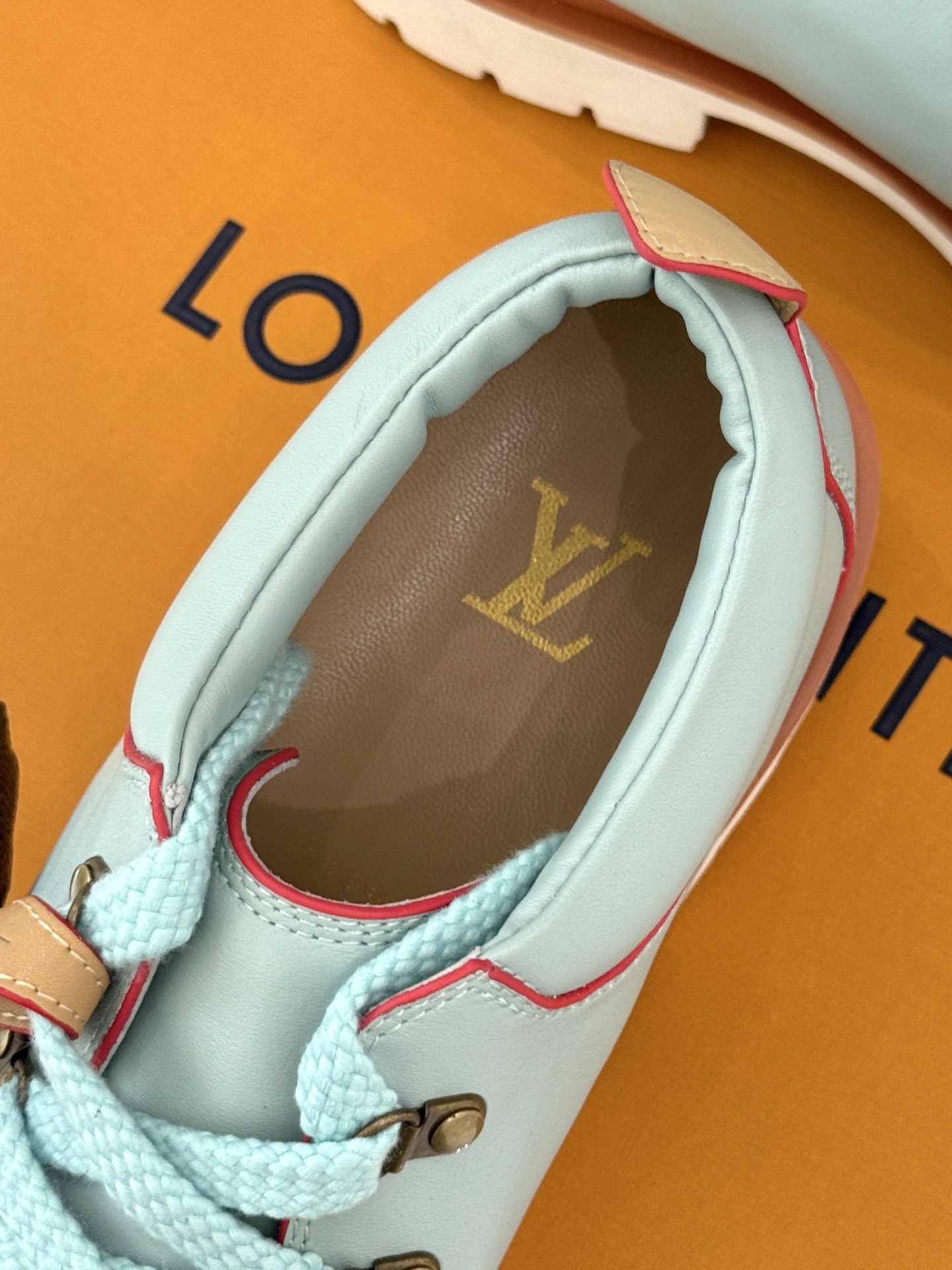 
LV Remix derby 25WF新品
情侣款德比鞋
以经典为底色 重塑时尚型格✨  
多样配色打