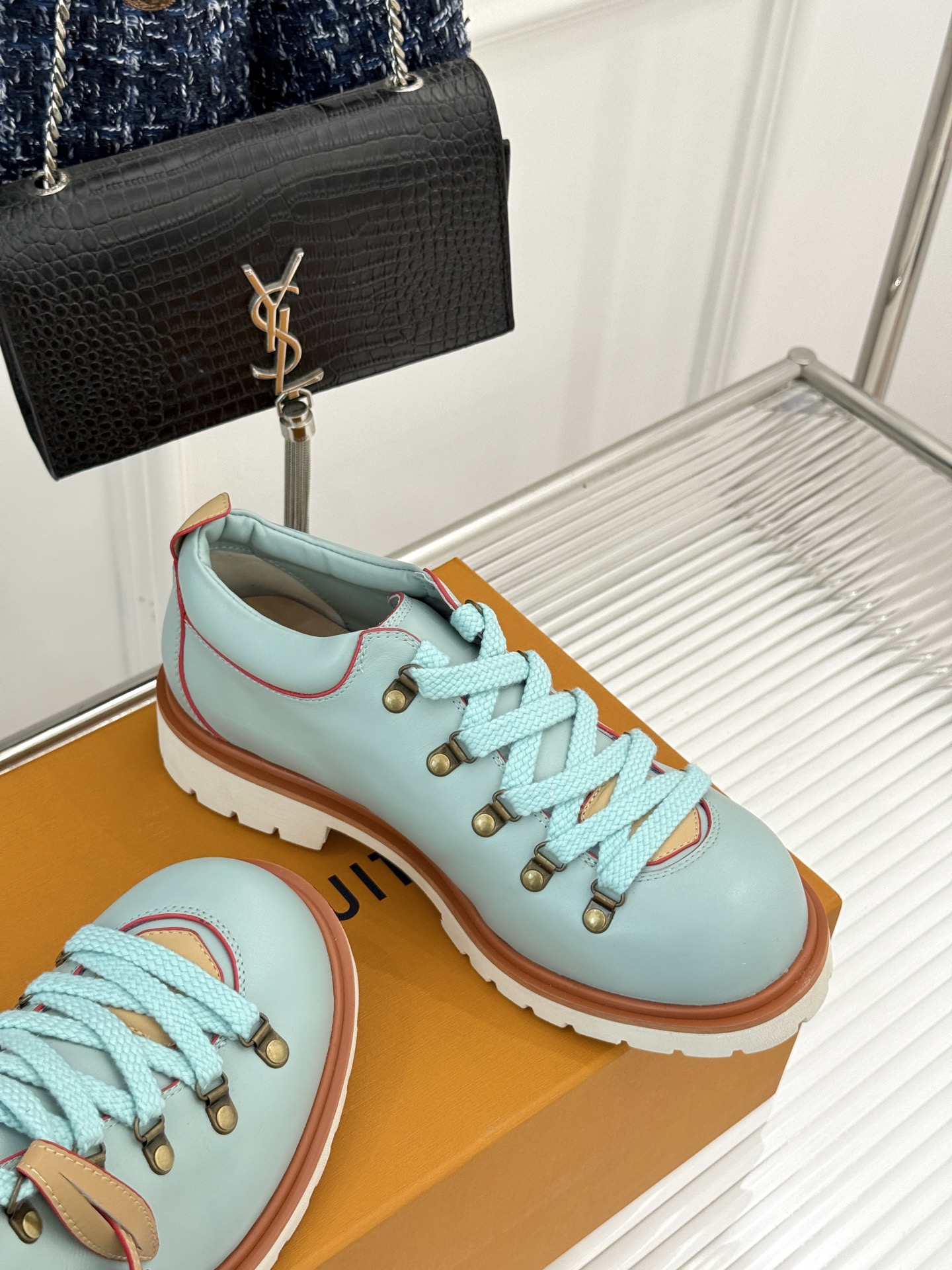
LV Remix derby 25WF新品
情侣款德比鞋
以经典为底色 重塑时尚型格✨  
多样配色打