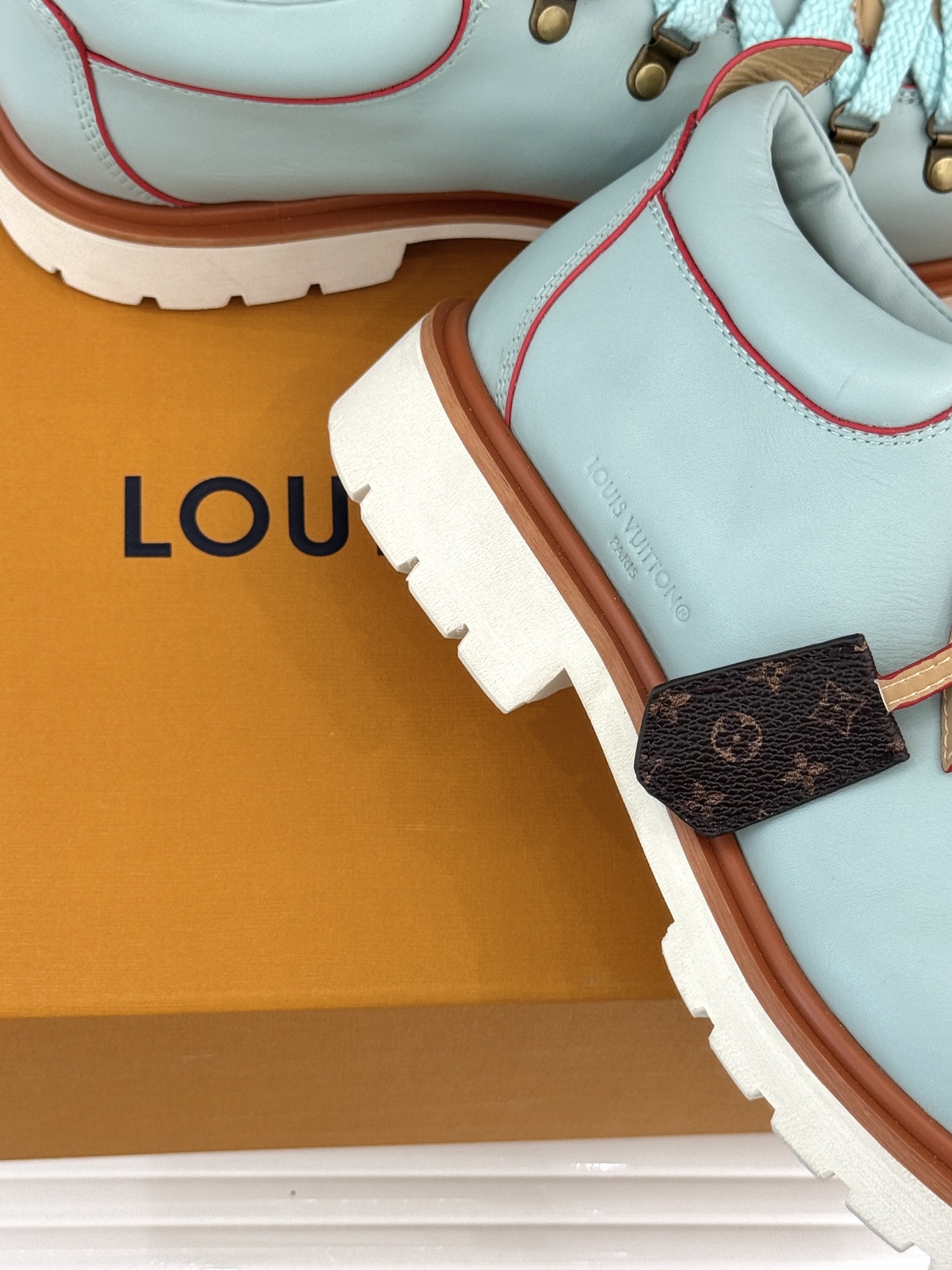 
LV Remix derby 25WF新品
情侣款德比鞋
以经典为底色 重塑时尚型格✨  
多样配色打