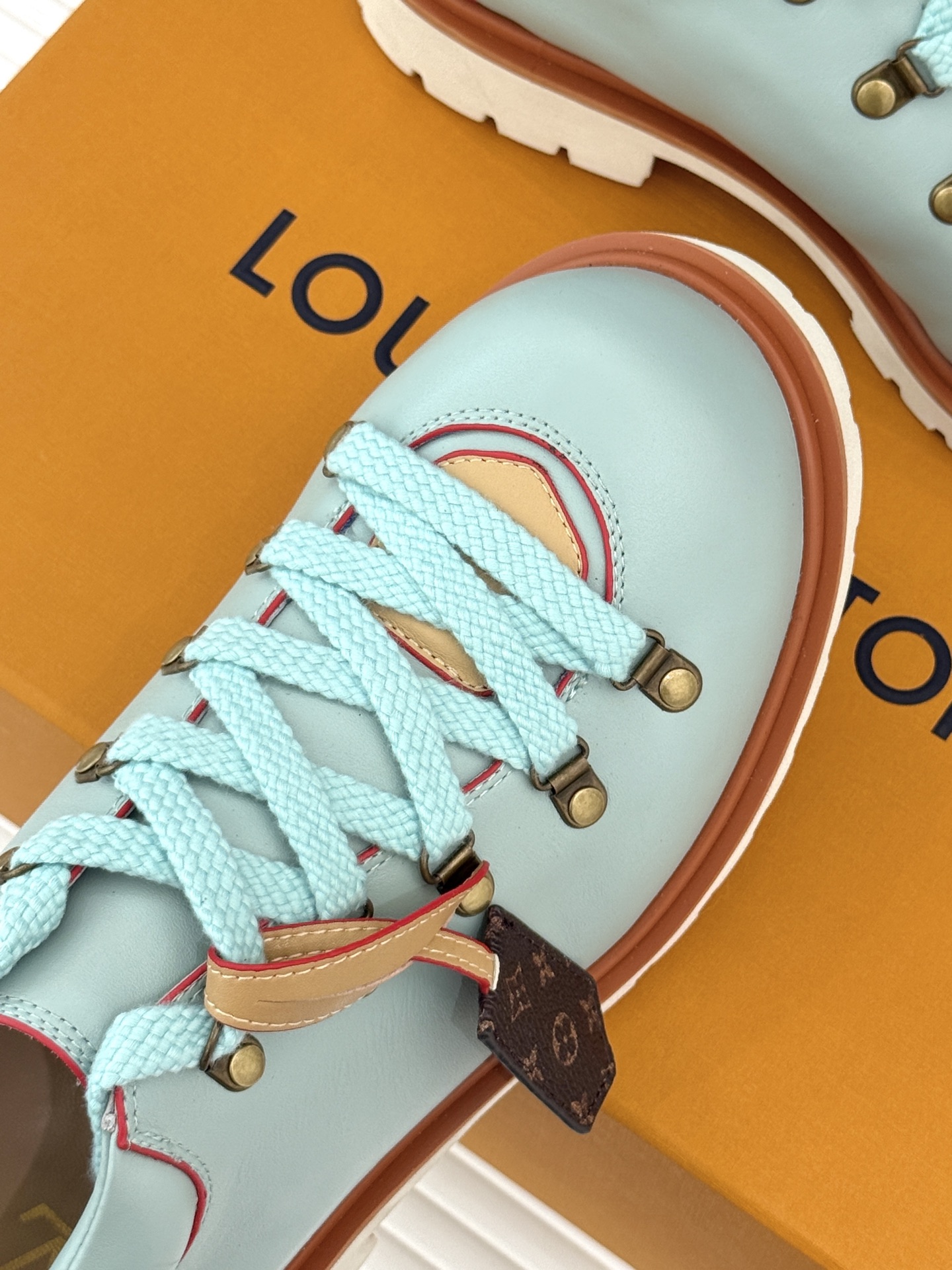 
LV Remix derby 25WF新品
情侣款德比鞋
以经典为底色 重塑时尚型格✨  
多样配色打