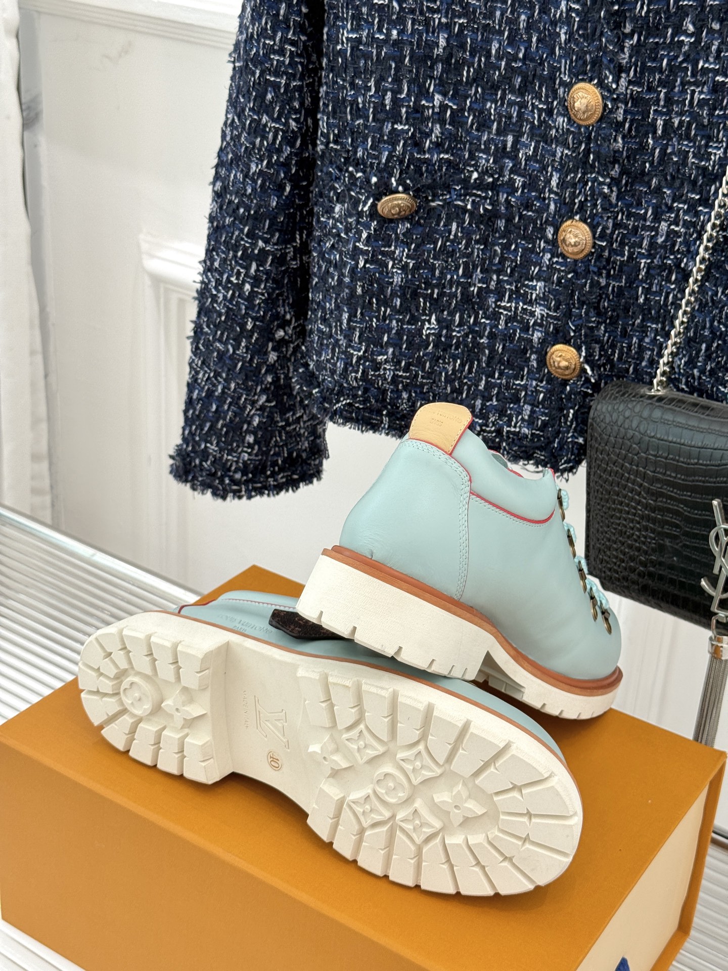 
LV Remix derby 25WF新品
情侣款德比鞋
以经典为底色 重塑时尚型格✨  
多样配色打