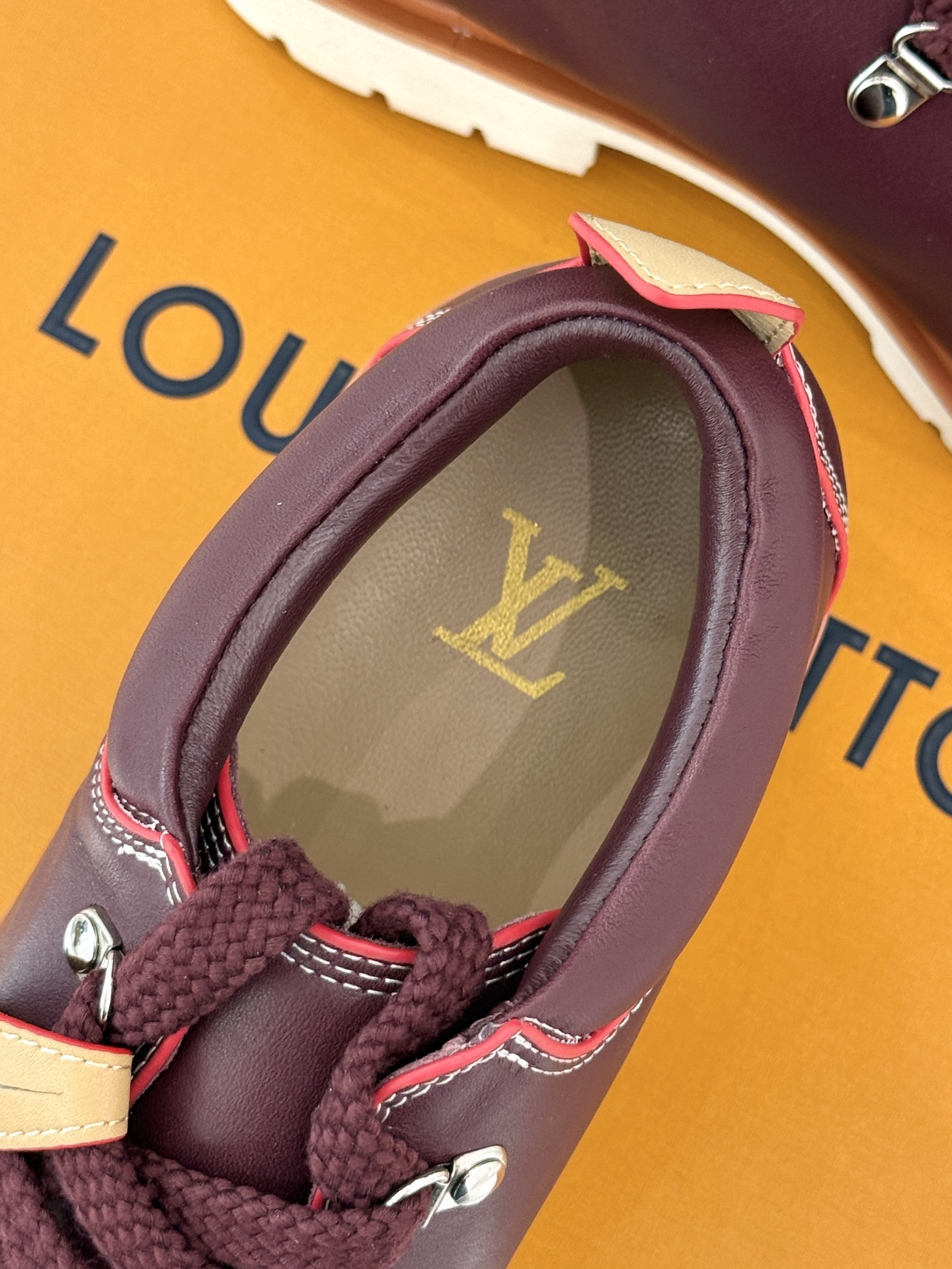 
LV Remix derby 25WF新品
情侣款德比鞋
以经典为底色 重塑时尚型格✨  
多样配色打