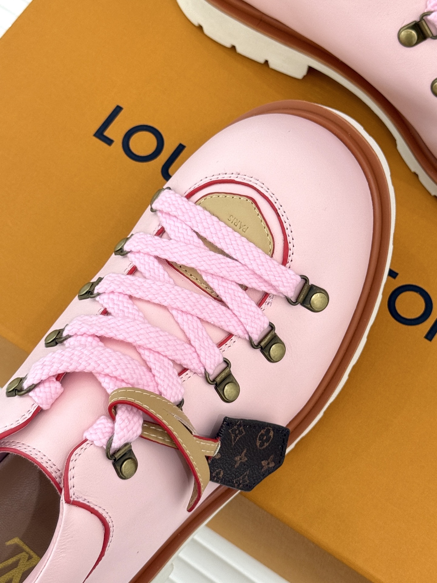 
LV Remix derby 25WF新品
情侣款德比鞋
以经典为底色 重塑时尚型格✨  
多样配色打
