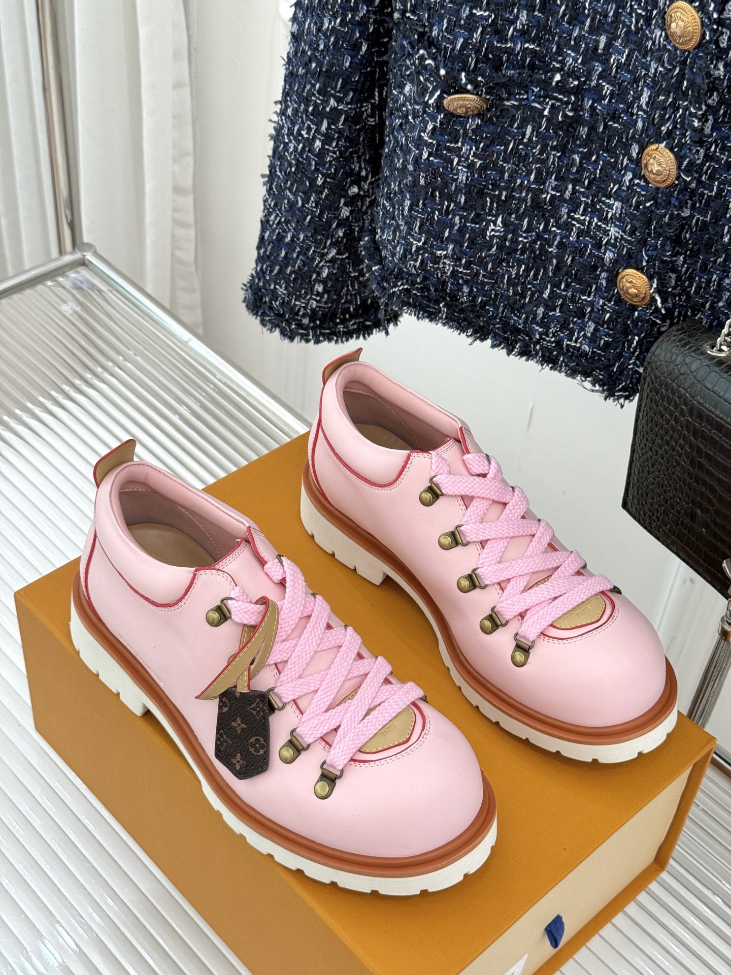 
LV Remix derby 25WF新品
情侣款德比鞋
以经典为底色 重塑时尚型格✨  
多样配色打
