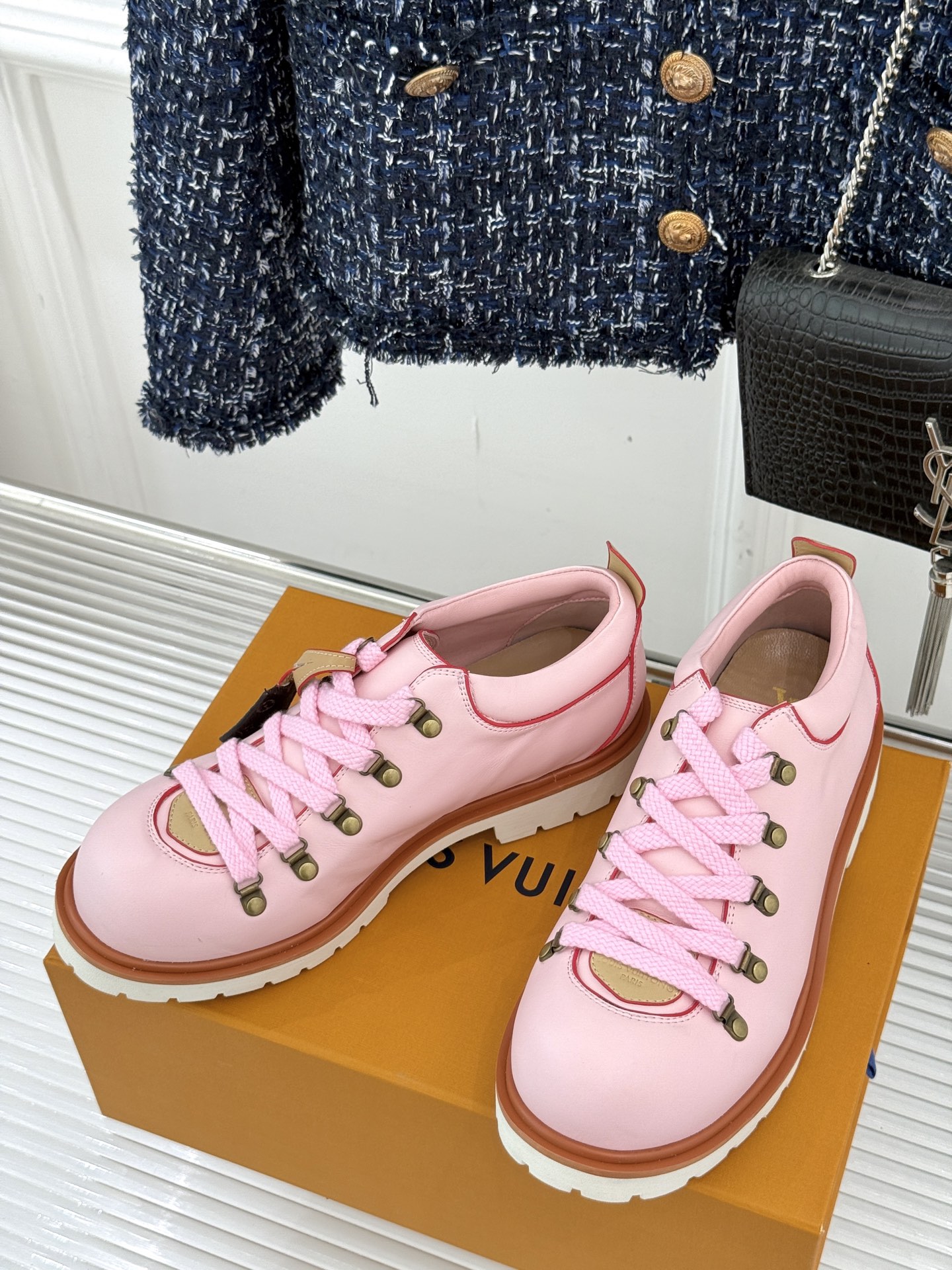 
LV Remix derby 25WF新品
情侣款德比鞋
以经典为底色 重塑时尚型格✨  
多样配色打