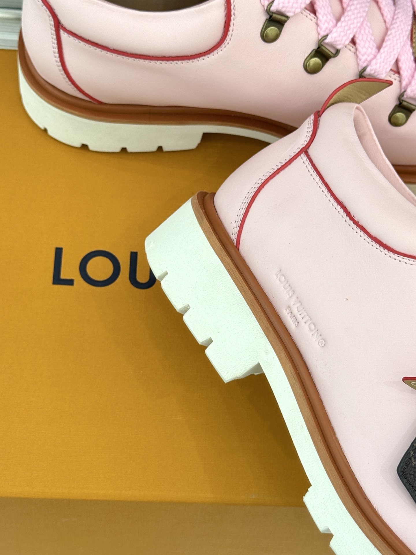 
LV Remix derby 25WF新品
情侣款德比鞋
以经典为底色 重塑时尚型格✨  
多样配色打
