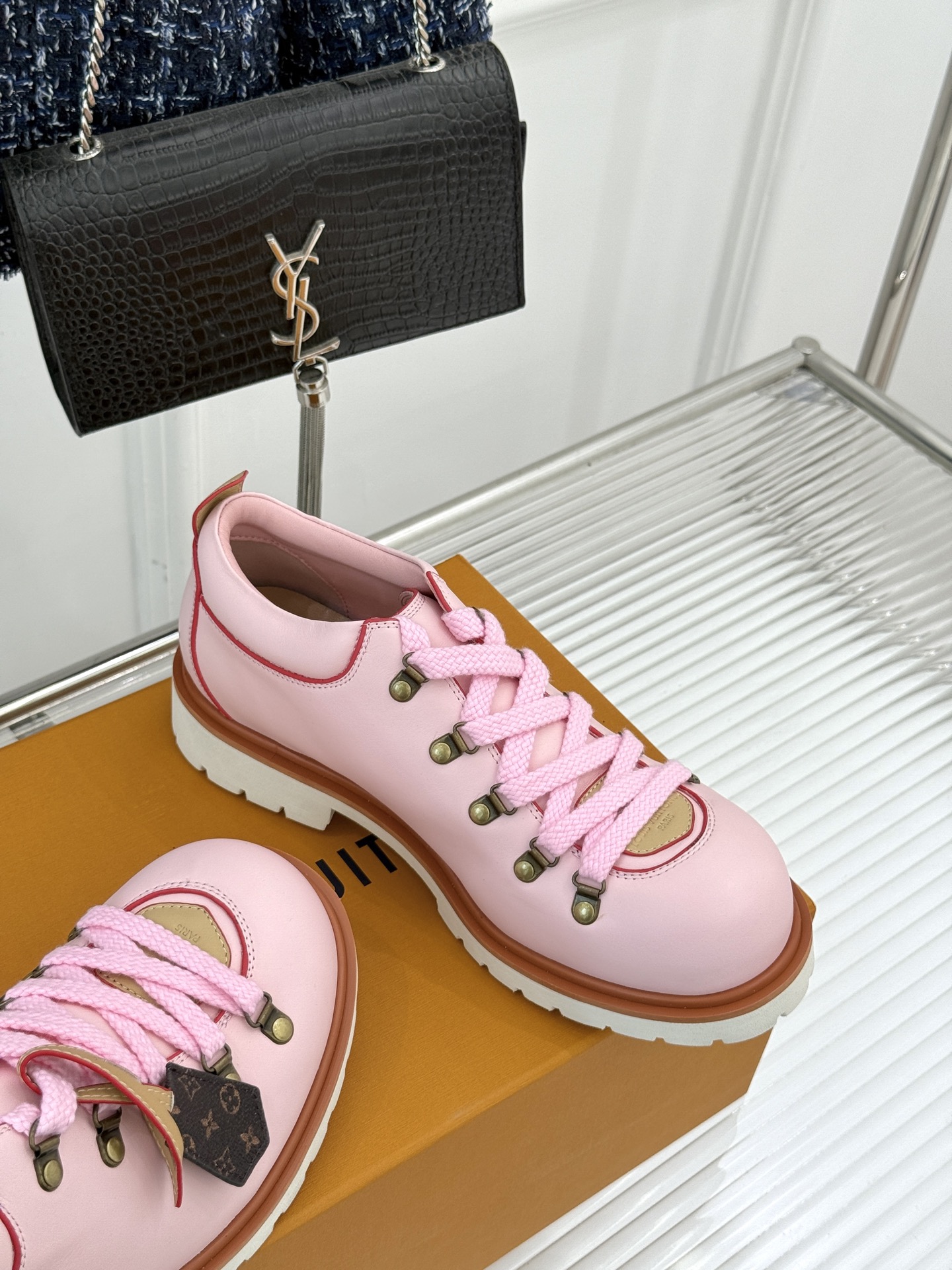 
LV Remix derby 25WF新品
情侣款德比鞋
以经典为底色 重塑时尚型格✨  
多样配色打
