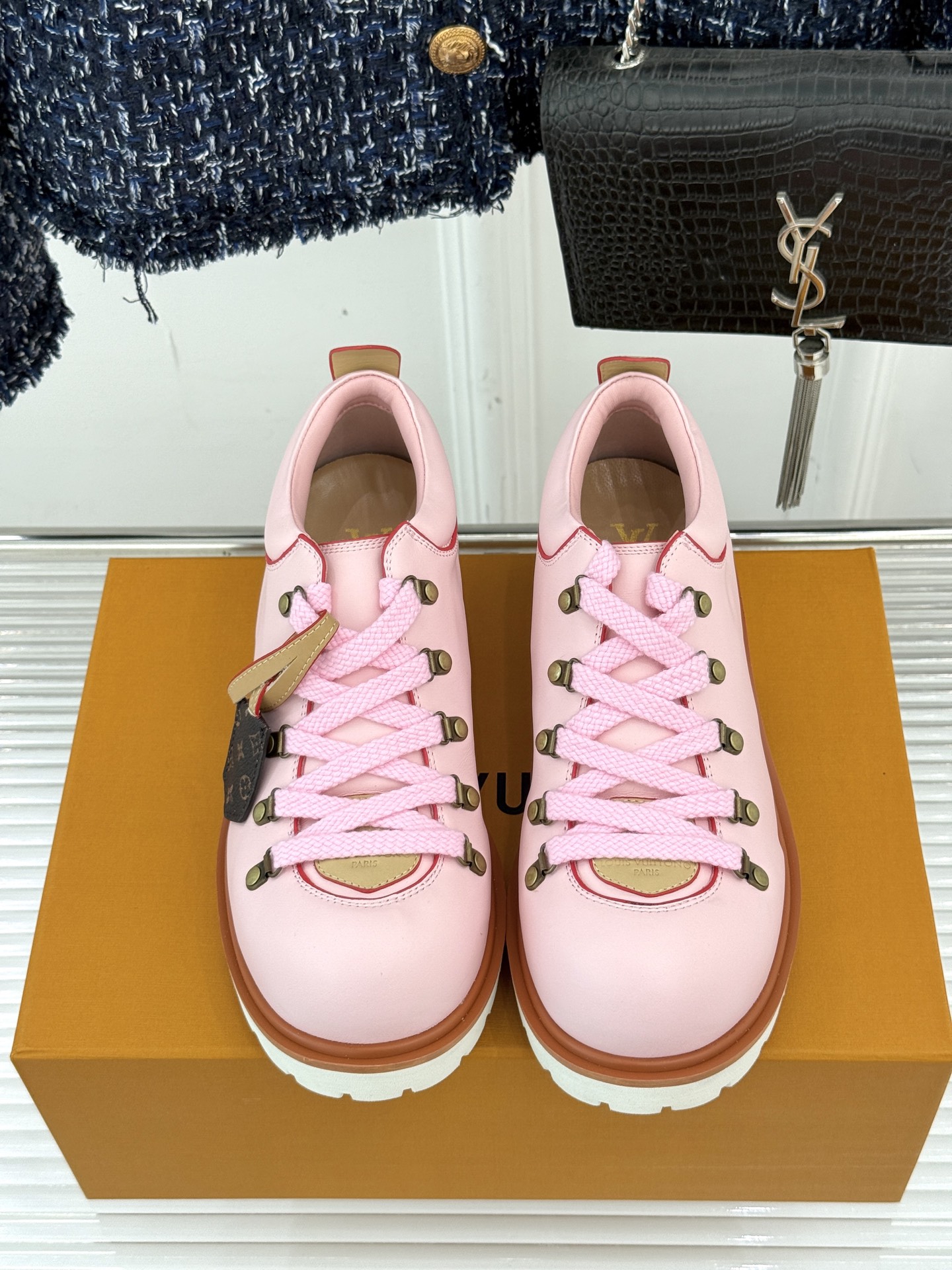 
LV Remix derby 25WF新品
情侣款德比鞋
以经典为底色 重塑时尚型格✨  
多样配色打