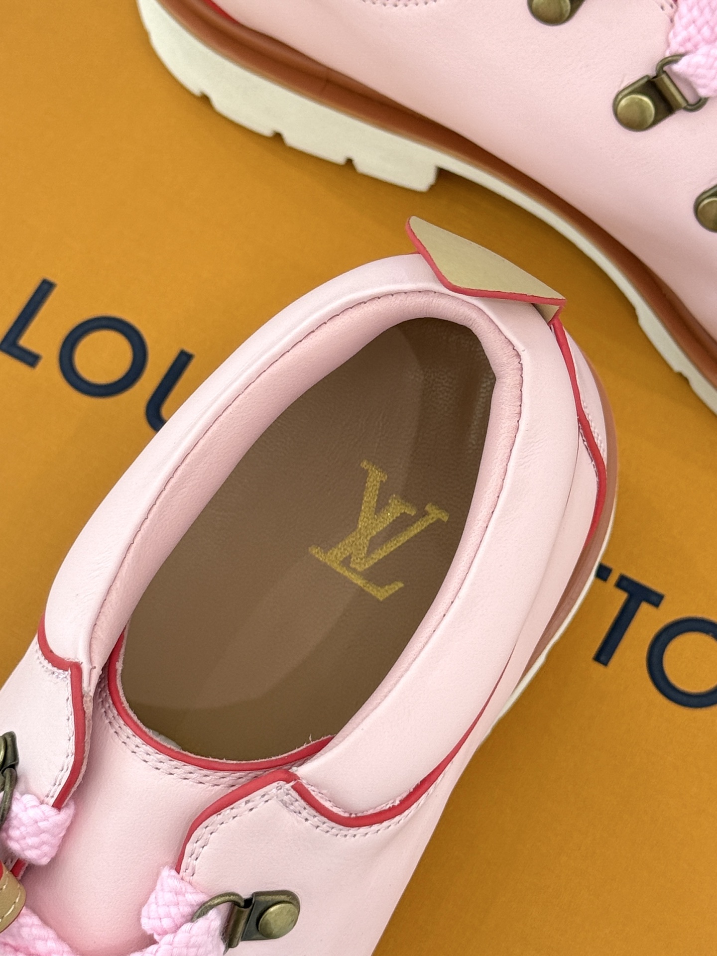 
LV Remix derby 25WF新品
情侣款德比鞋
以经典为底色 重塑时尚型格✨  
多样配色打