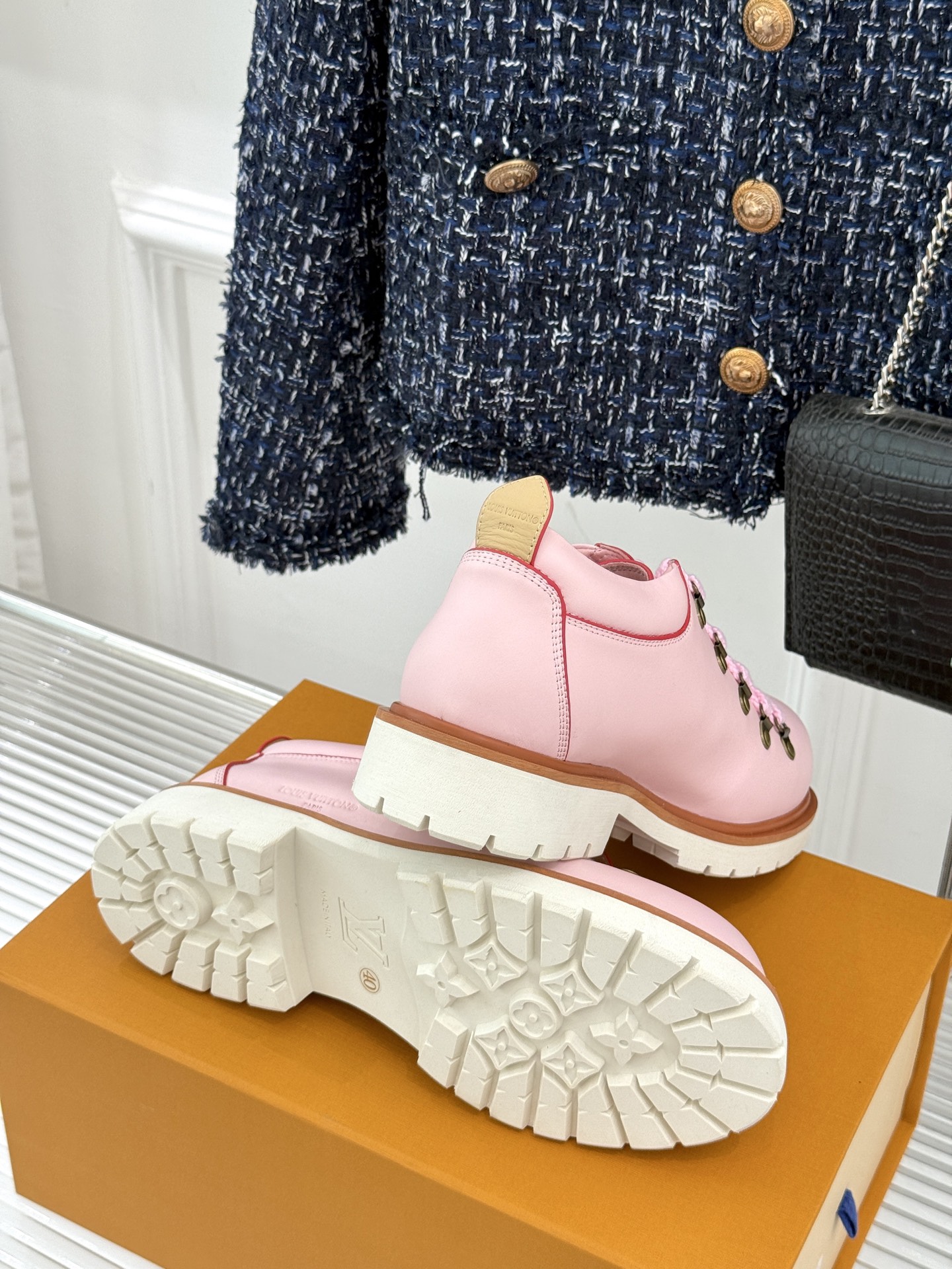 
LV Remix derby 25WF新品
情侣款德比鞋
以经典为底色 重塑时尚型格✨  
多样配色打
