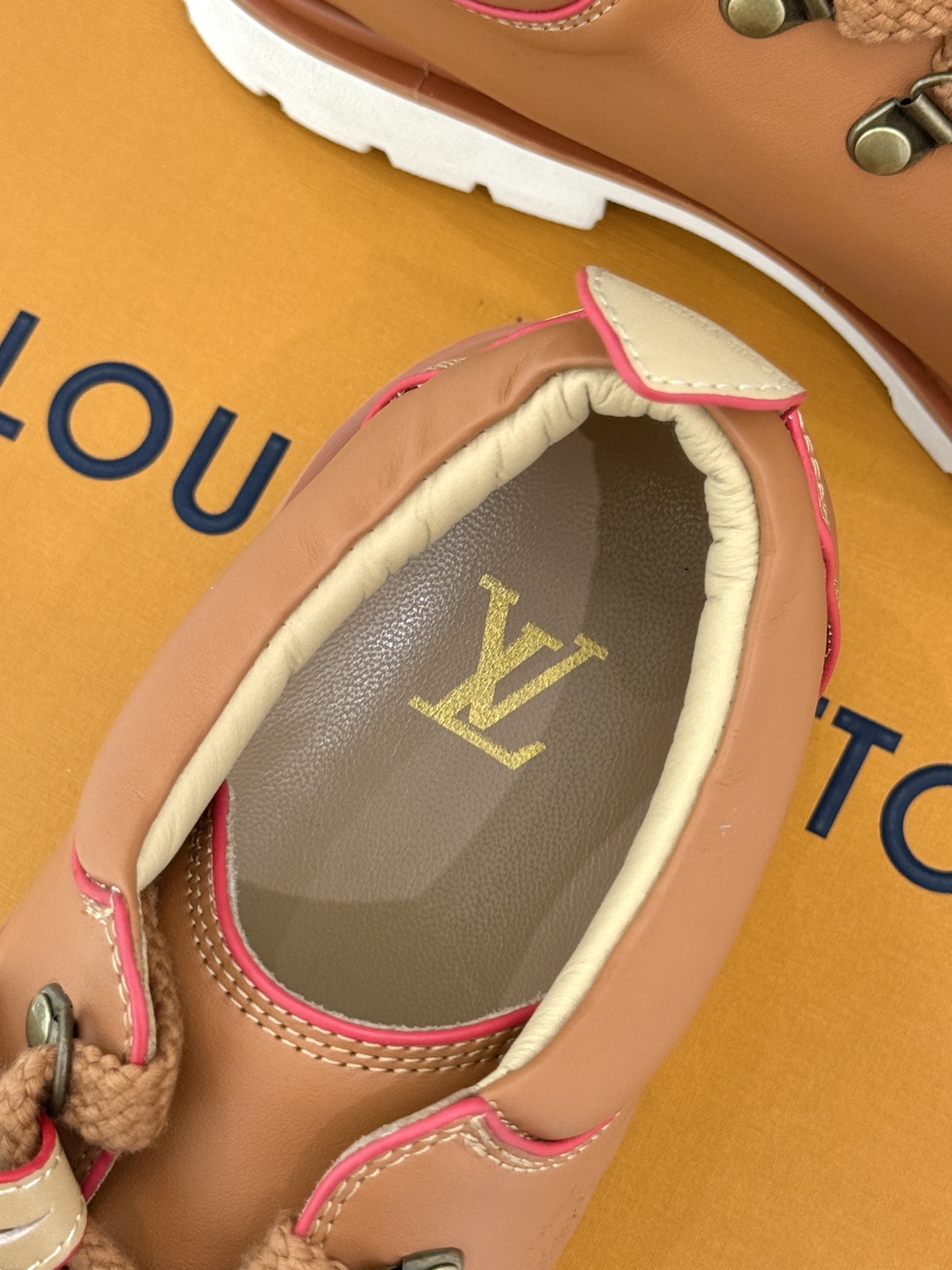 
LV Remix derby 25WF新品
情侣款德比鞋
以经典为底色 重塑时尚型格✨  
多样配色打