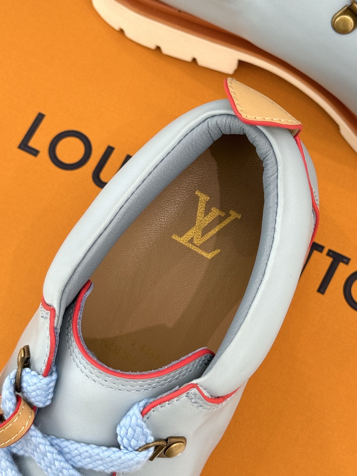 
LV Remix derby 25WF新品
情侣款德比鞋
以经典为底色 重塑时尚型格✨  
多样配色打