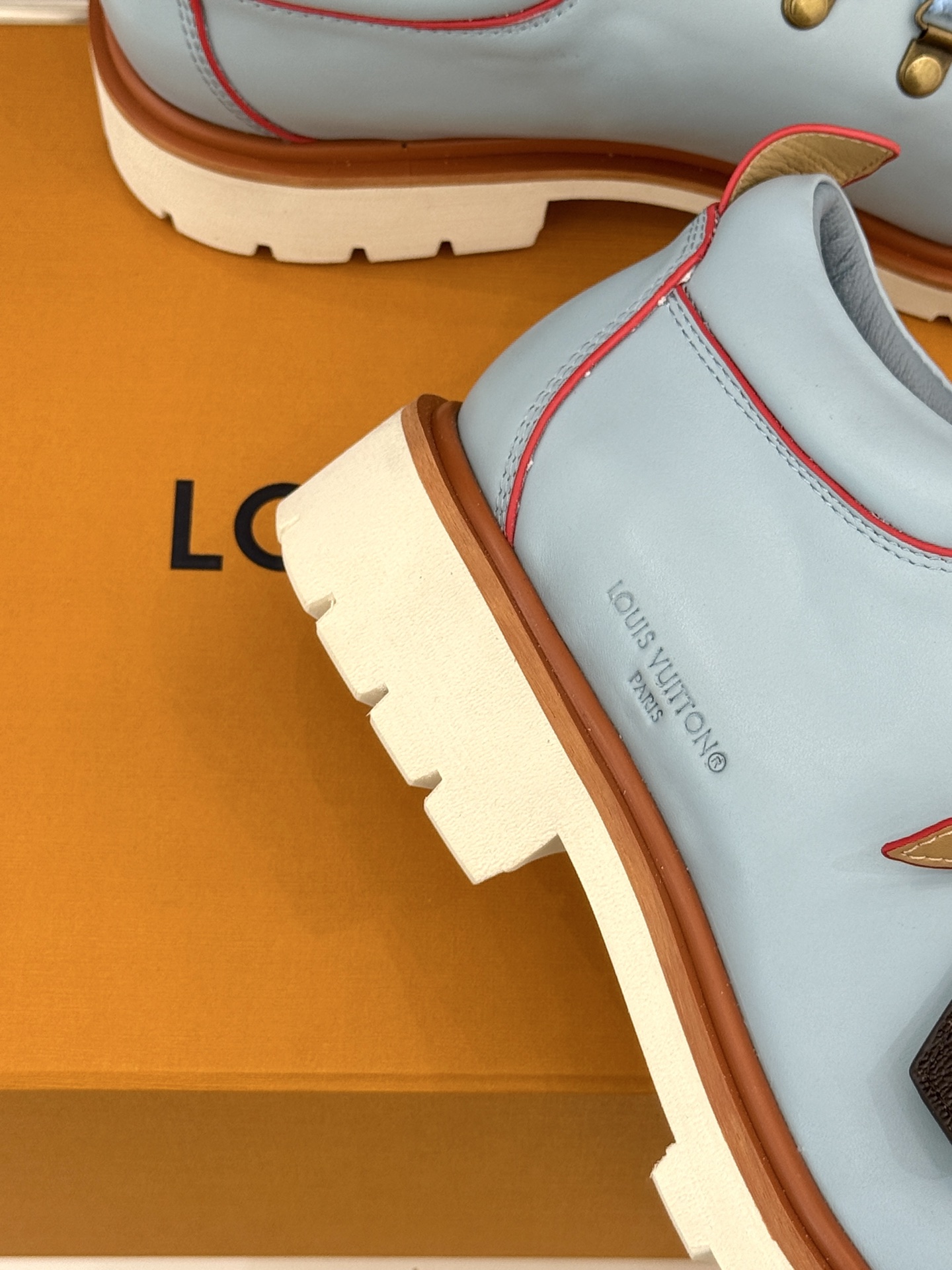 
LV Remix derby 25WF新品
情侣款德比鞋
以经典为底色 重塑时尚型格✨  
多样配色打