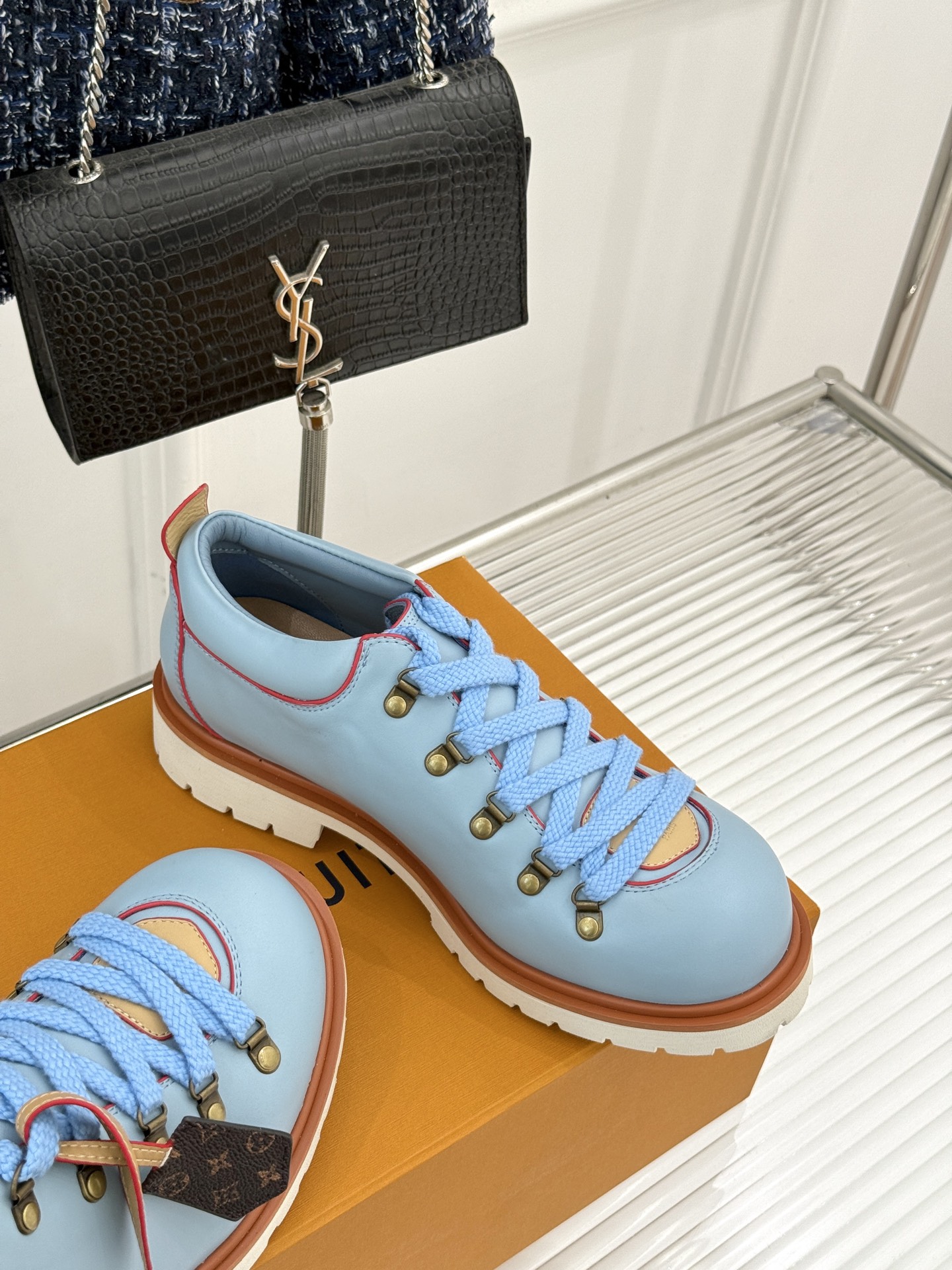 
LV Remix derby 25WF新品
情侣款德比鞋
以经典为底色 重塑时尚型格✨  
多样配色打