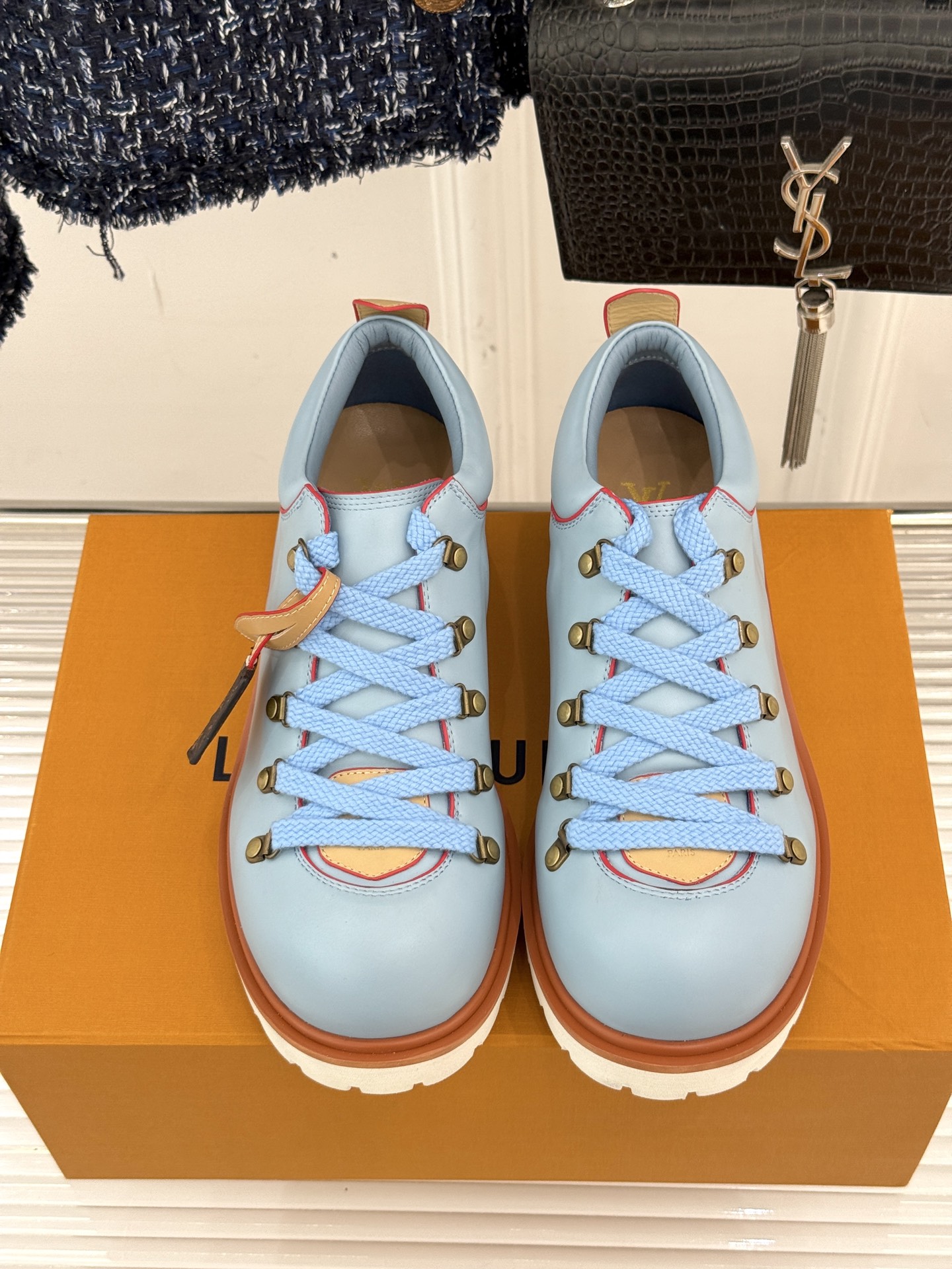 
LV Remix derby 25WF新品
情侣款德比鞋
以经典为底色 重塑时尚型格✨  
多样配色打