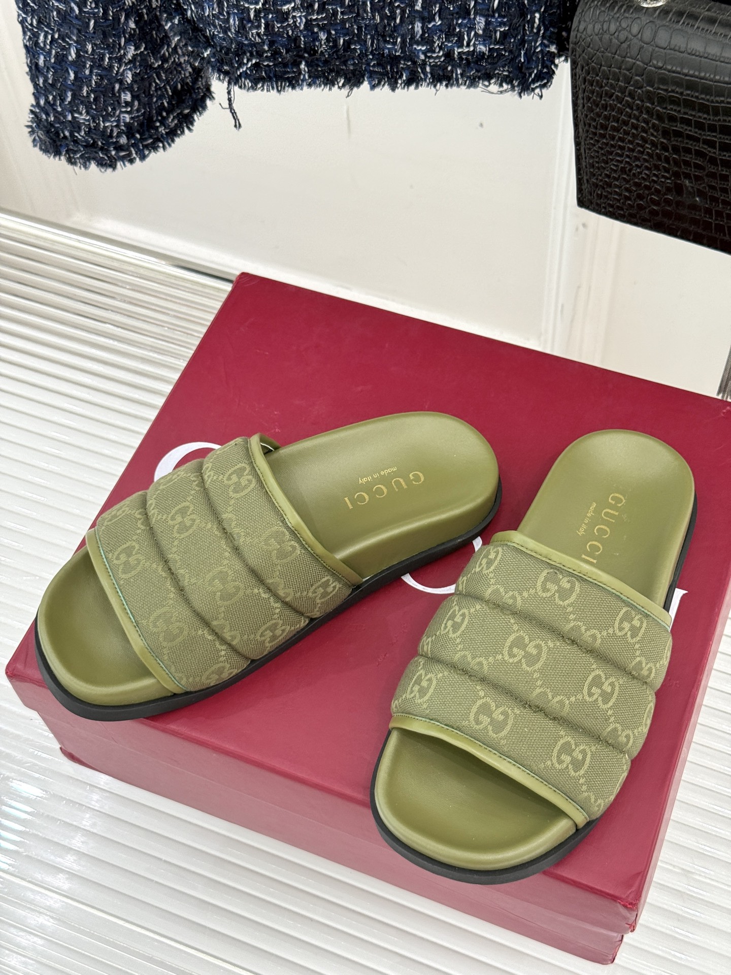 
Gucci/古驰25WF春夏新品
双G老花休闲懒人拖鞋
从经典双G老花到个性纯色
时髦又舒适 还不挑脚