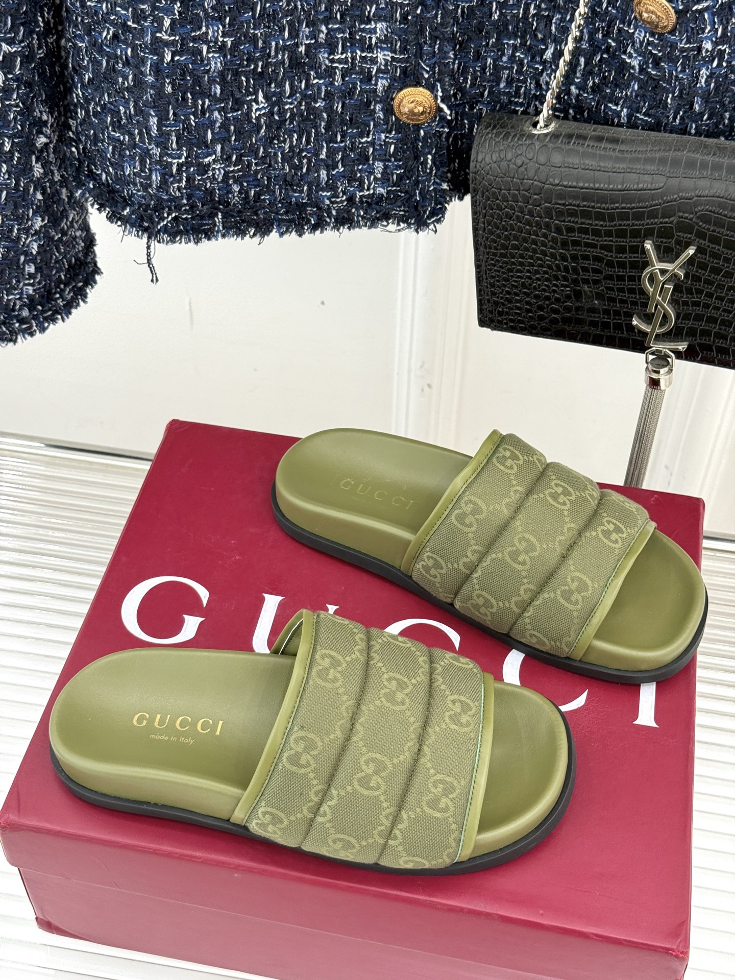 
Gucci/古驰25WF春夏新品
双G老花休闲懒人拖鞋
从经典双G老花到个性纯色
时髦又舒适 还不挑脚