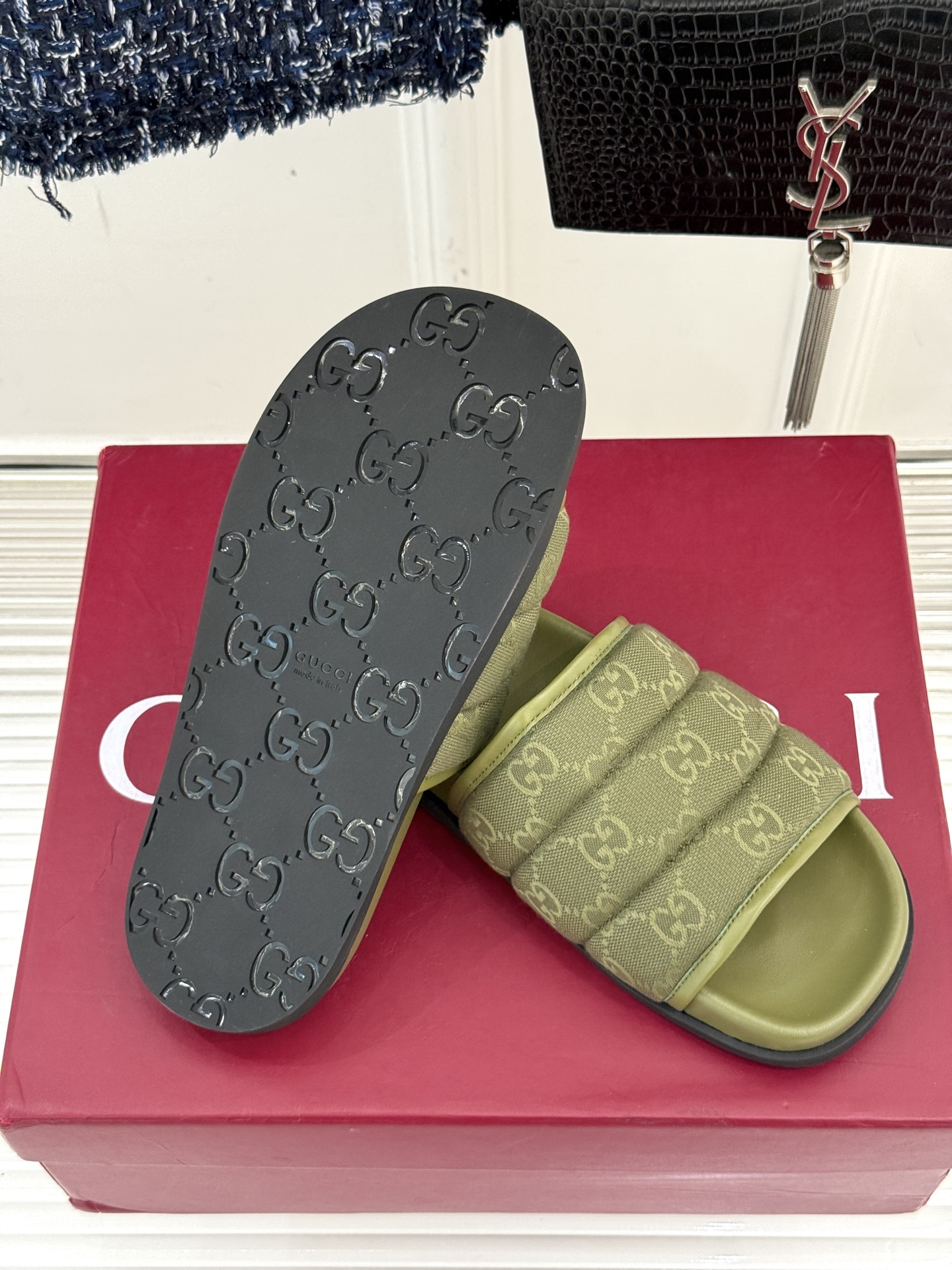
Gucci/古驰25WF春夏新品
双G老花休闲懒人拖鞋
从经典双G老花到个性纯色
时髦又舒适 还不挑脚