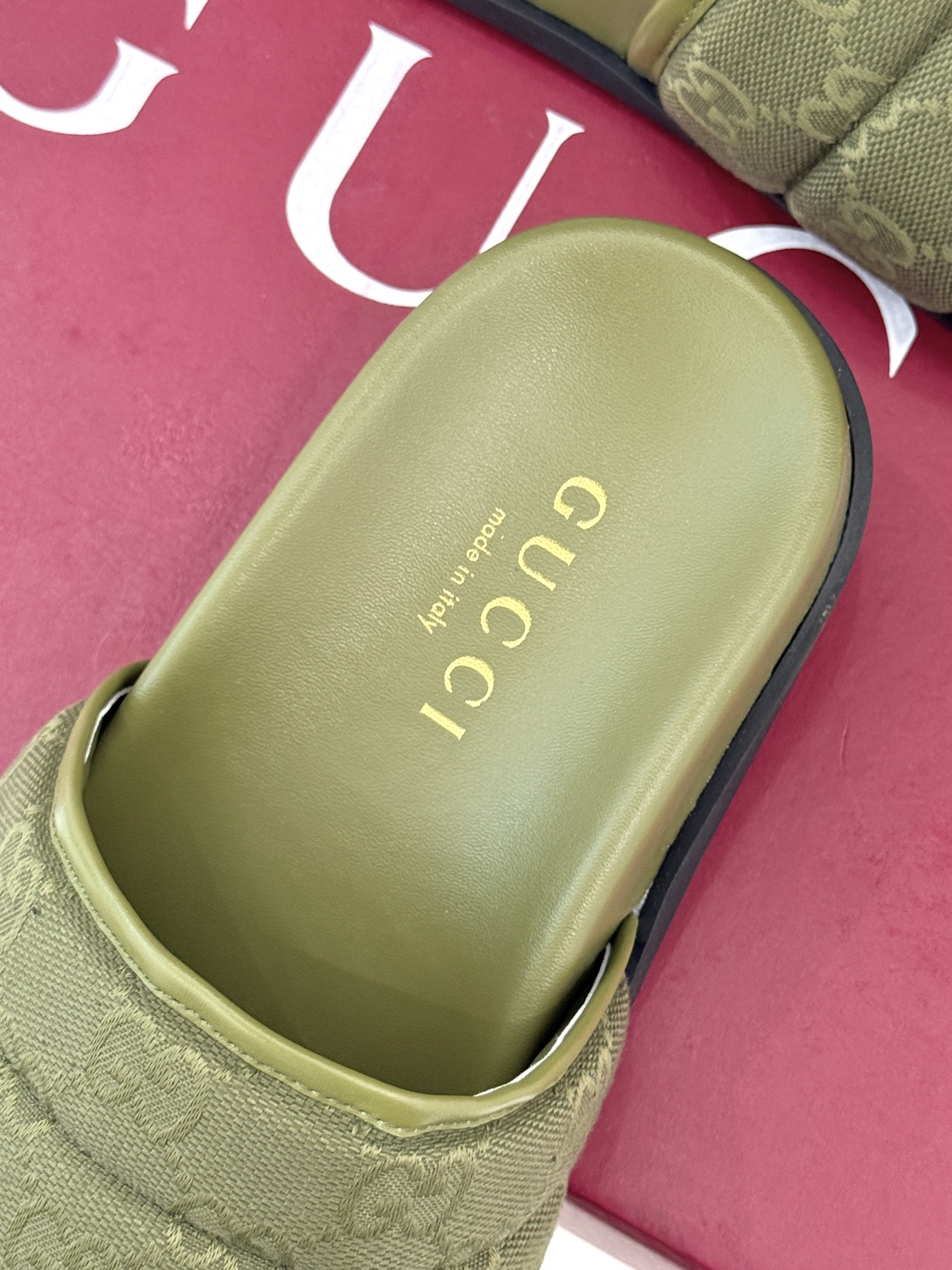 
Gucci/古驰25WF春夏新品
双G老花休闲懒人拖鞋
从经典双G老花到个性纯色
时髦又舒适 还不挑脚
