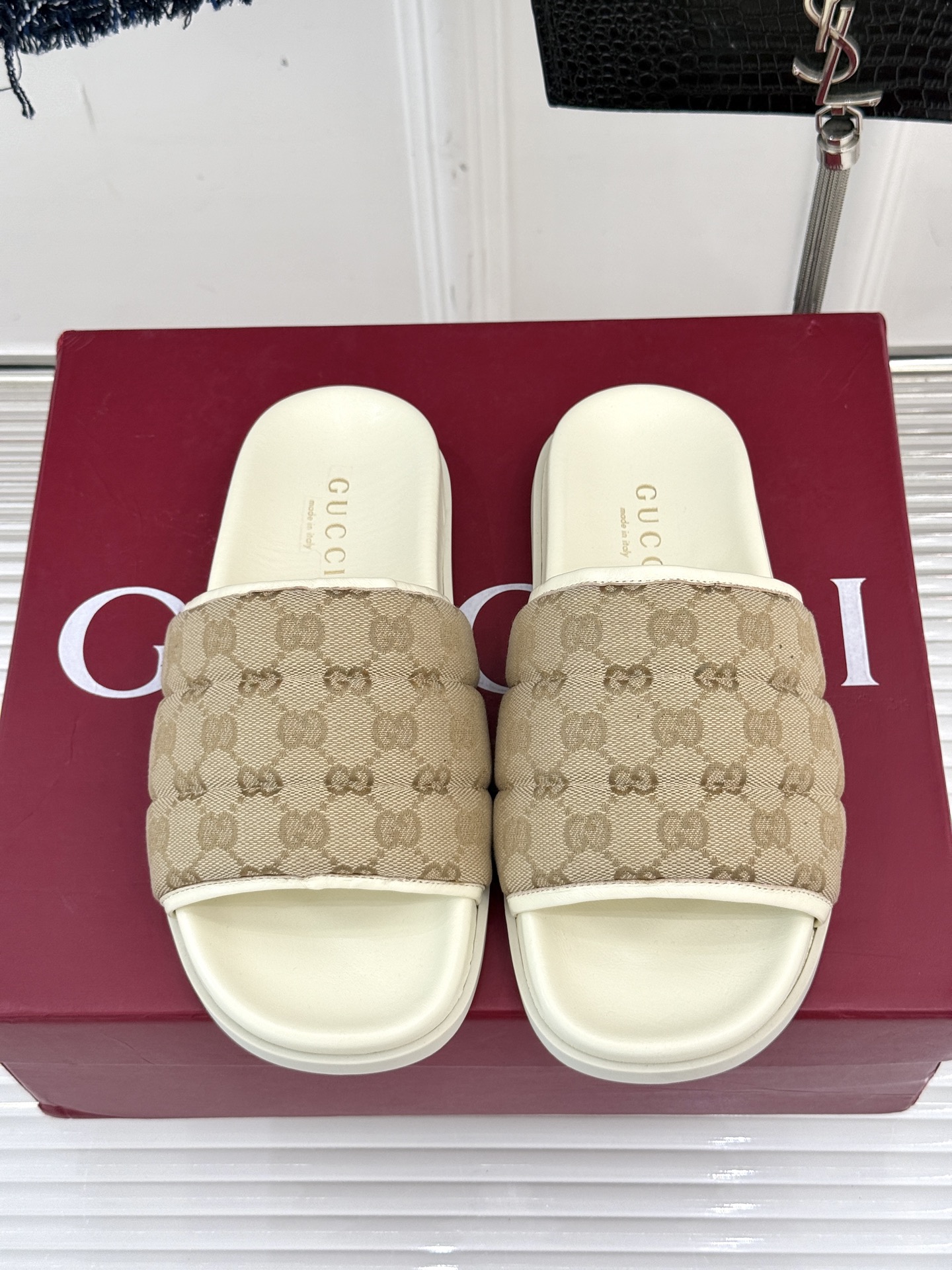 
Gucci/古驰25WF春夏新品
双G老花休闲懒人拖鞋
从经典双G老花到个性纯色
时髦又舒适 还不挑脚