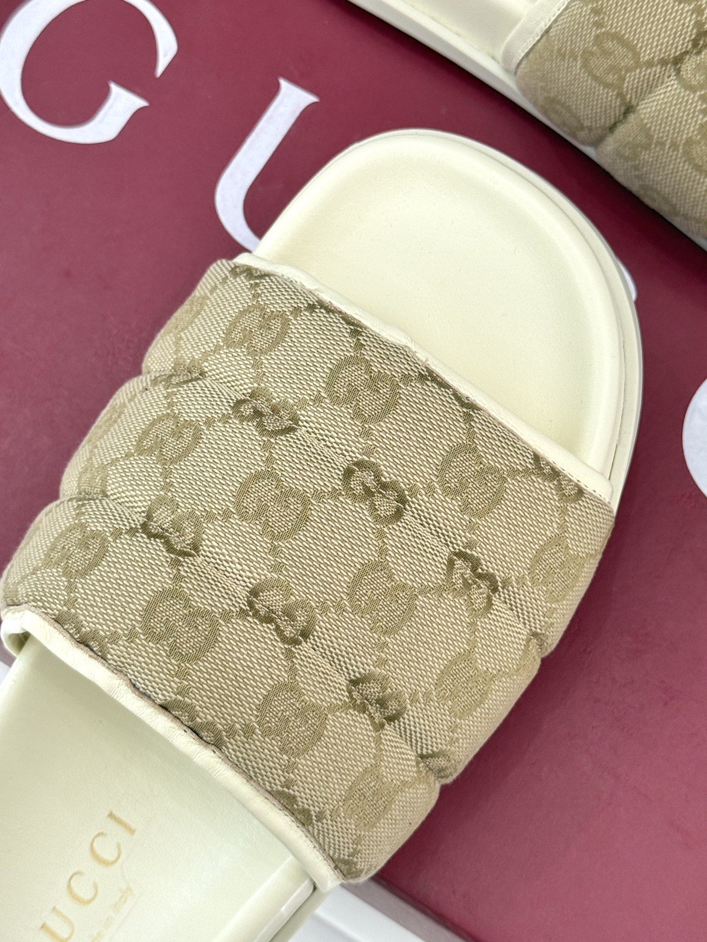 
Gucci/古驰25WF春夏新品
双G老花休闲懒人拖鞋
从经典双G老花到个性纯色
时髦又舒适 还不挑脚