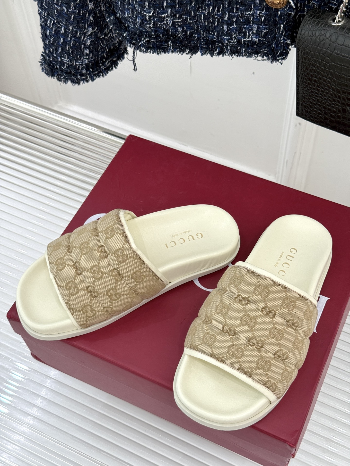 
Gucci/古驰25WF春夏新品
双G老花休闲懒人拖鞋
从经典双G老花到个性纯色
时髦又舒适 还不挑脚