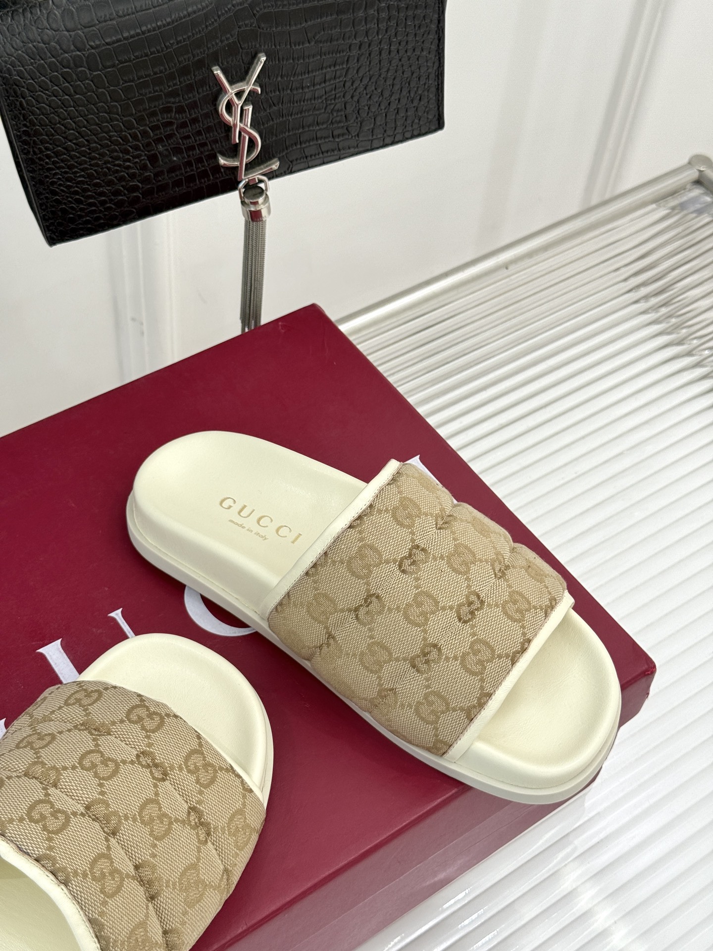 
Gucci/古驰25WF春夏新品
双G老花休闲懒人拖鞋
从经典双G老花到个性纯色
时髦又舒适 还不挑脚